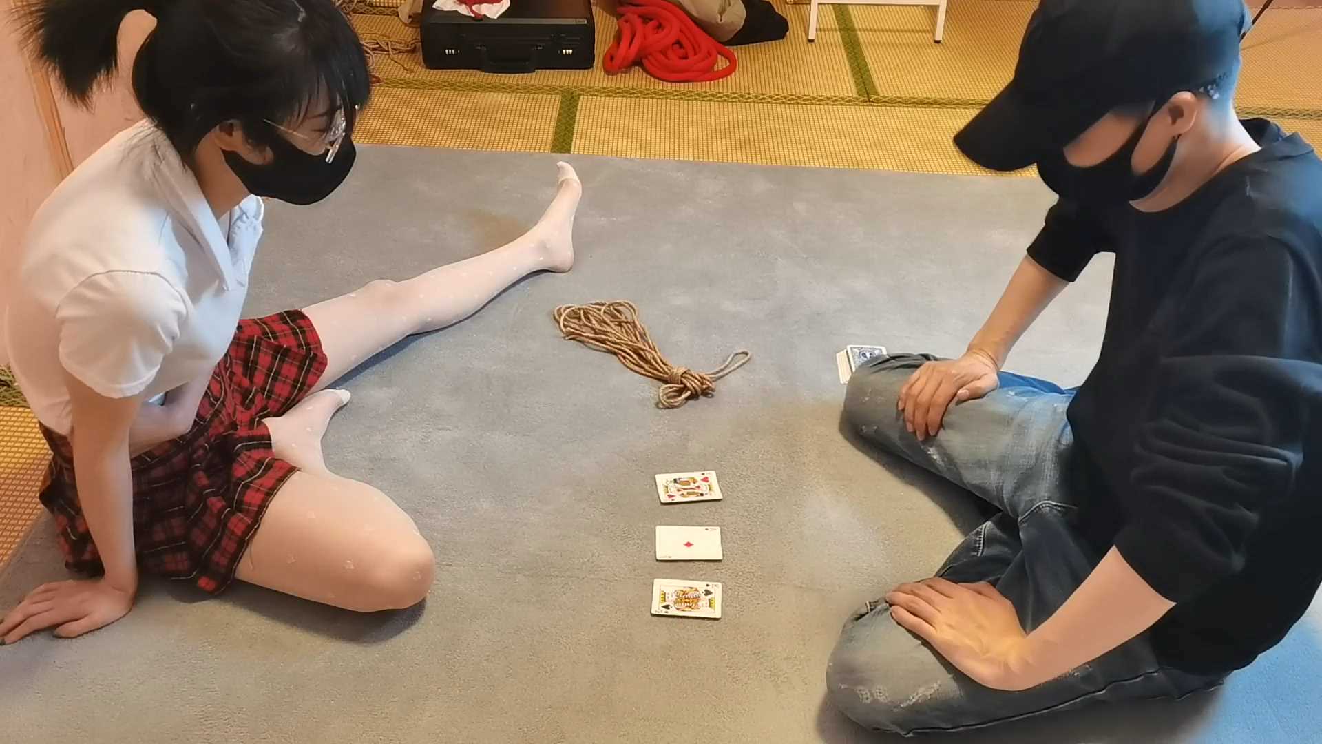 YS037 喵喵玩扑克游戏 遇到千术老手 被绑的结结实实.mp4_snapshot_01.35_[2025.02.14_.jpg