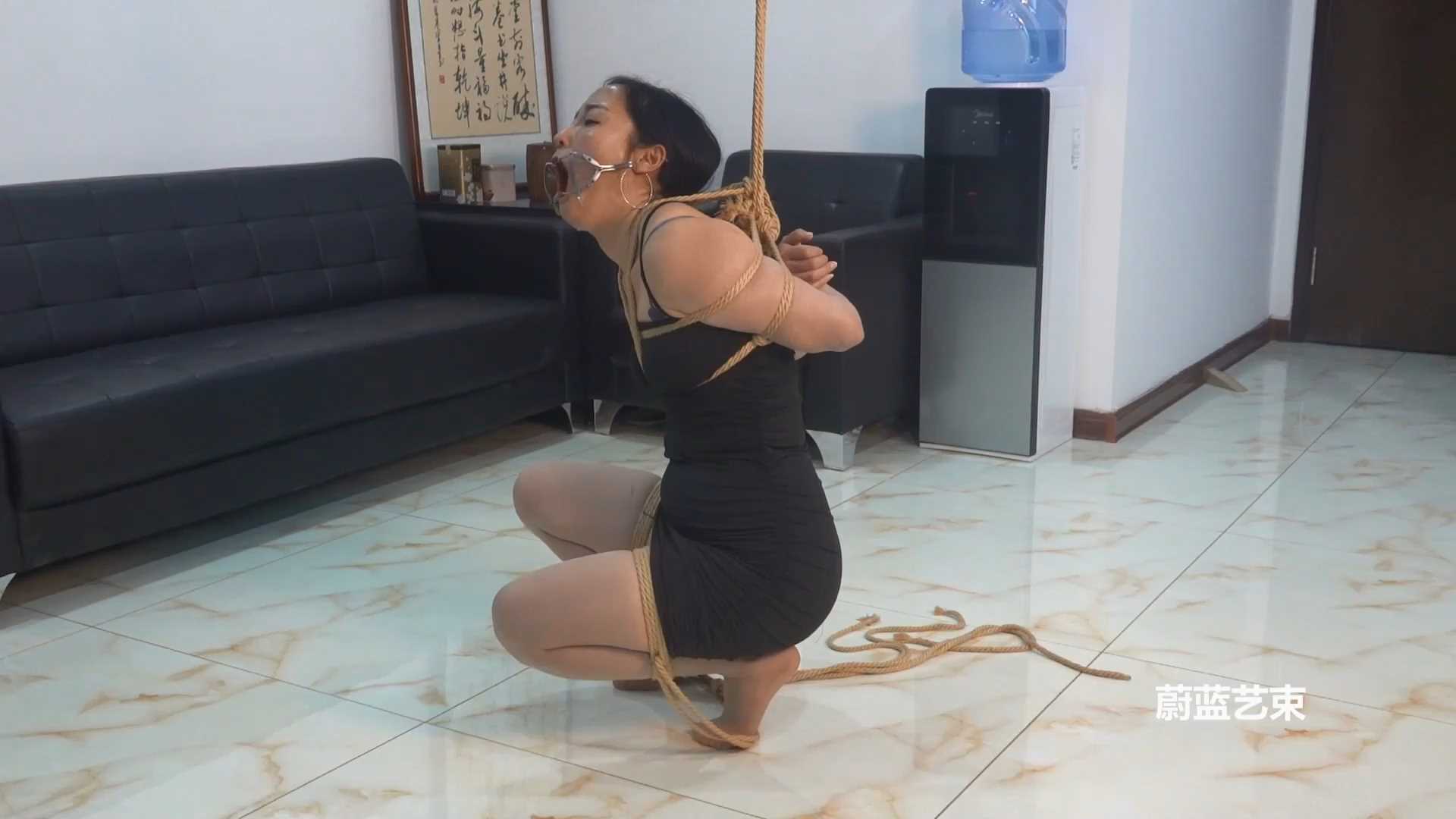 YS043 古风性感造型小花影挑战各种紧缚.mp4_snapshot_37.00_[2025.02.14_10.51.42].jpg