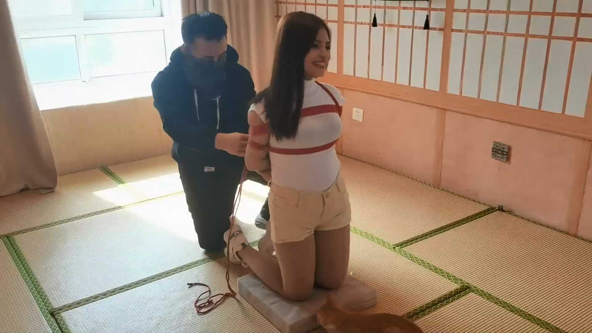 YS048 外籍女孩洋洋在日式主题房间体验悬吊.mp4_snapshot_06.00_[2025.02.14_10.52.34].jpg