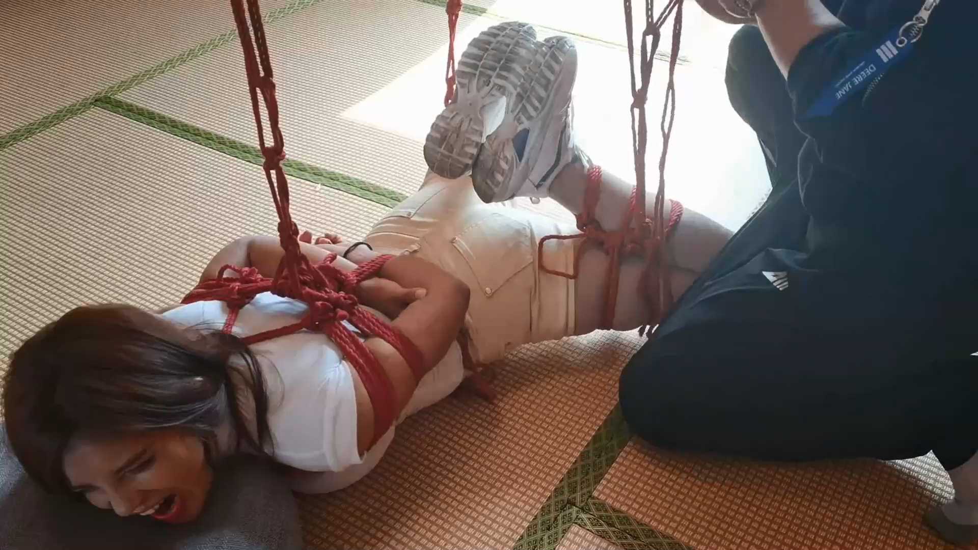 YS048 外籍女孩洋洋在日式主题房间体验悬吊.mp4_snapshot_21.10_[2025.02.14_10.52.36].jpg