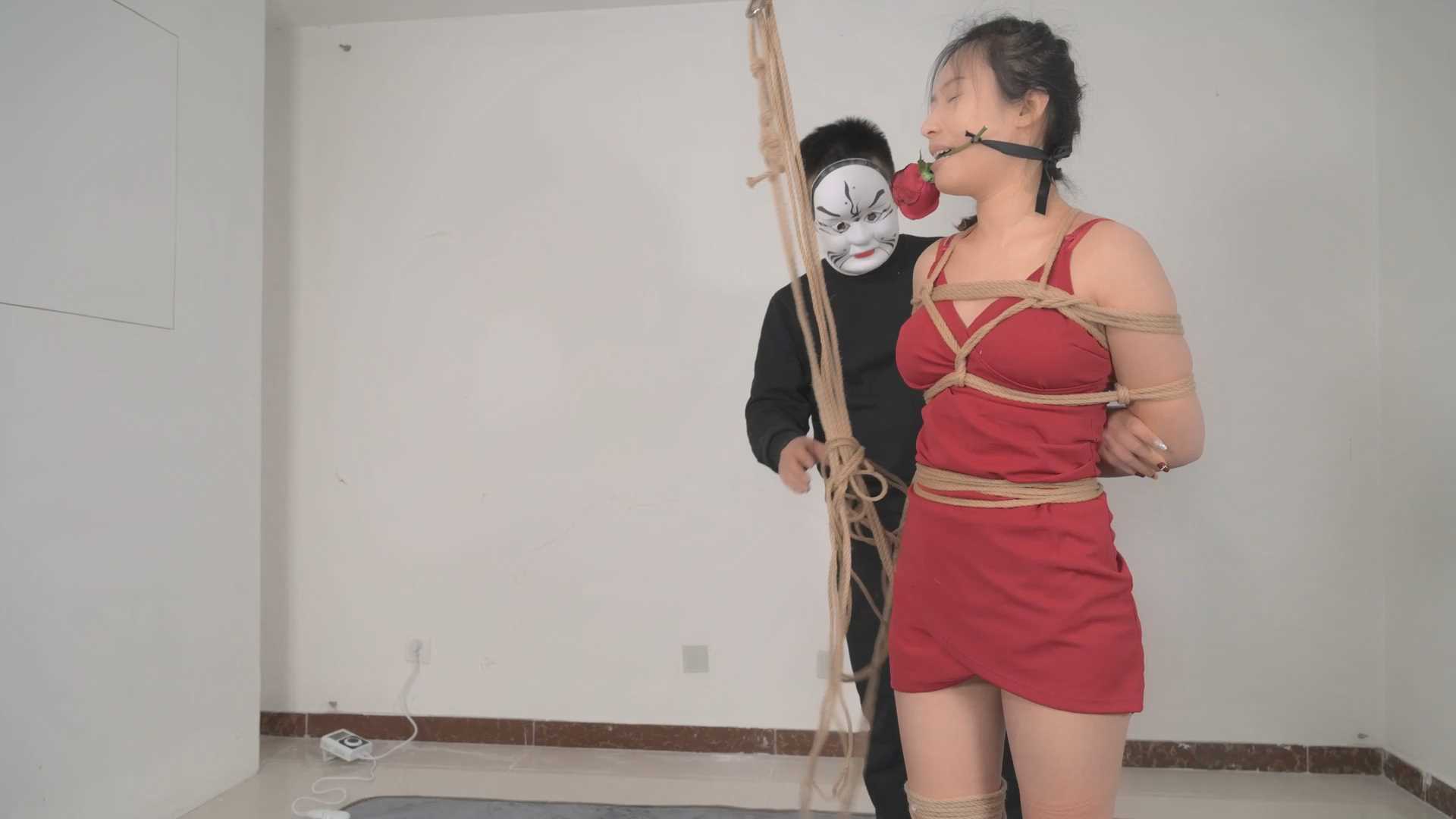 SLZZ009 玫瑰花口枷悬吊.mp4_snapshot_21.50_[2025.02.14_11.37.42].jpg