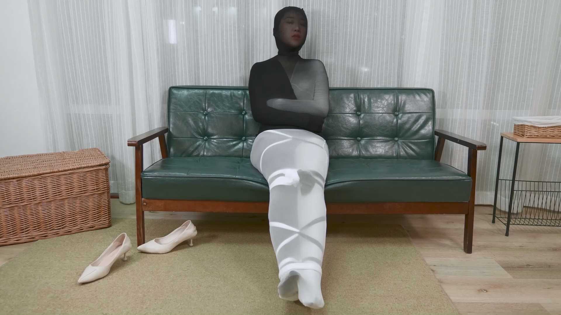 4KYX015 黑丝与白丝阴阳交融，丝袜五花大绑全包.mp4_snapshot_11.00_[2025.02.14_12.07.55].jpg