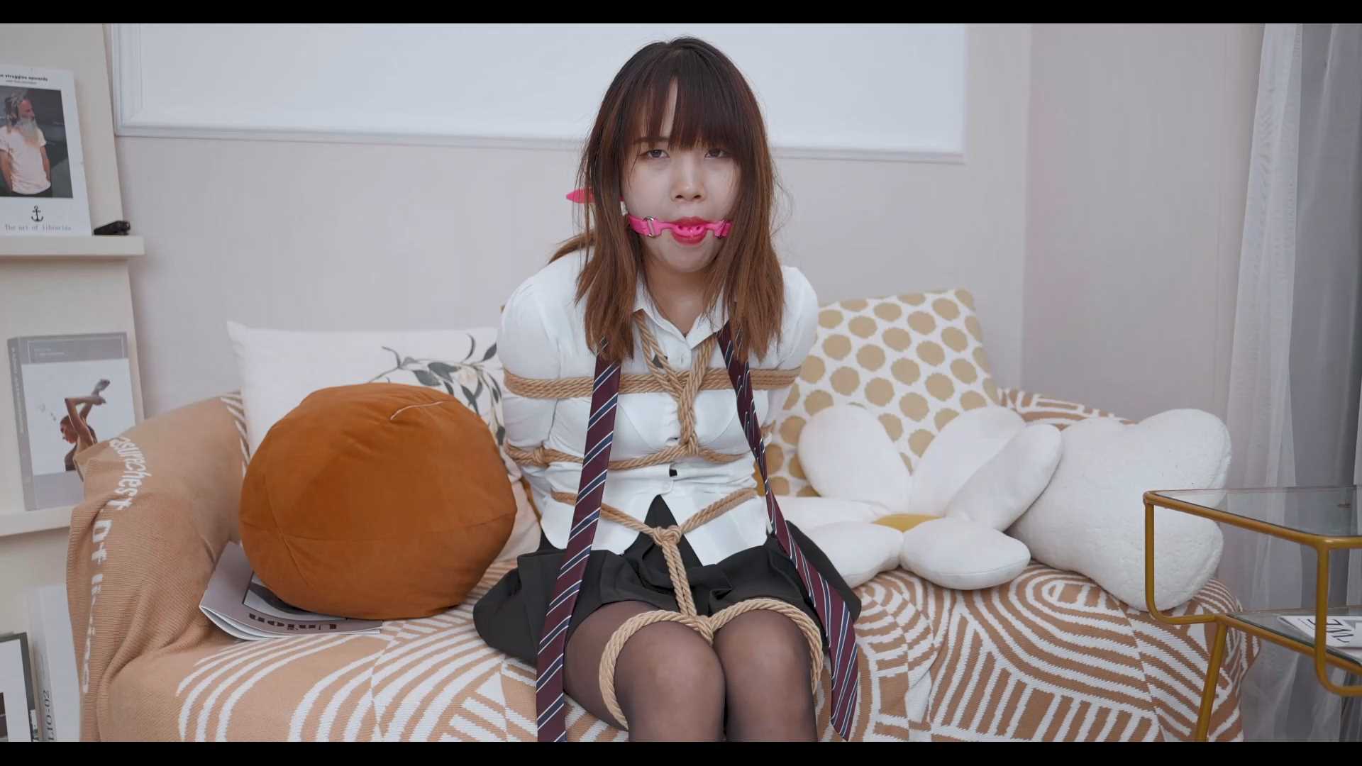 4KYX018 你的JK女孩被绑了起来.mp4_snapshot_16.10_[2025.02.14_12.08.39].jpg