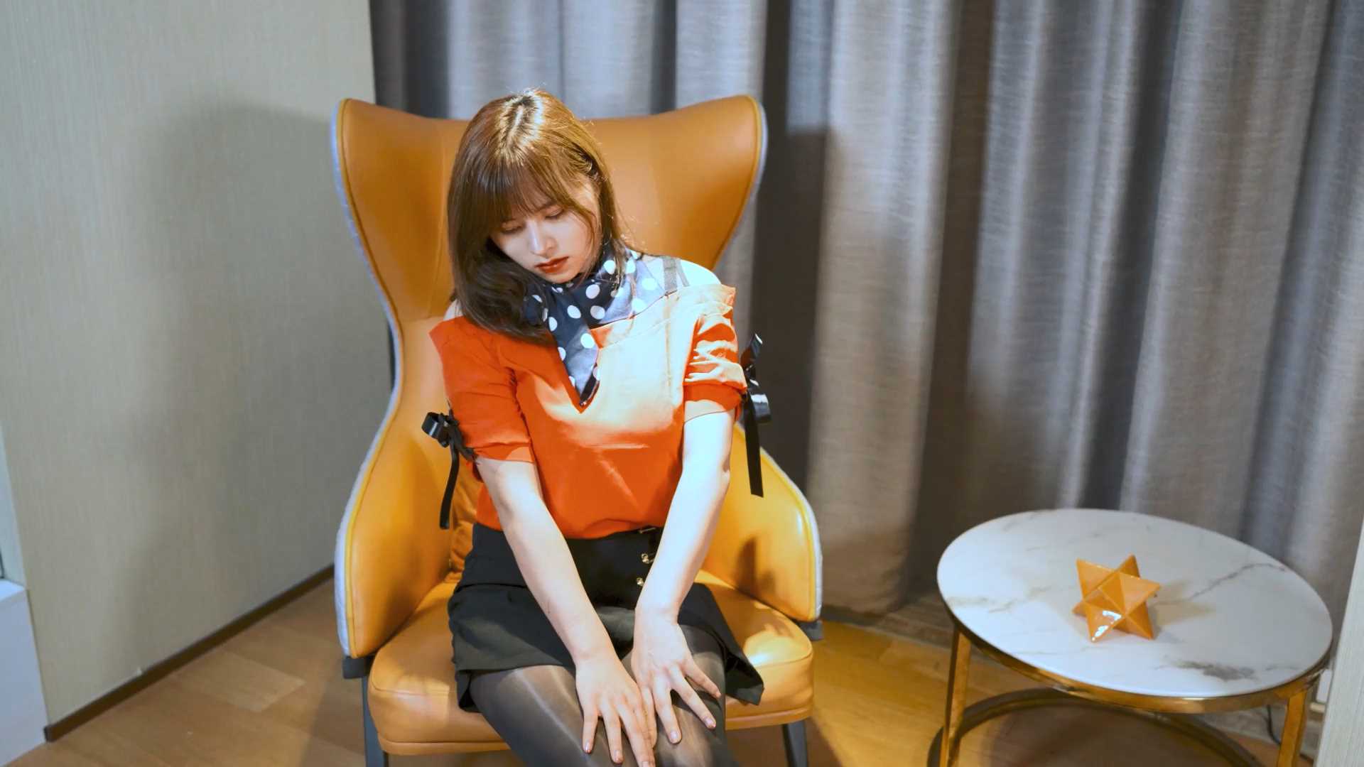 4KYX023 复古红色裙装.mp4_snapshot_10.39_[2025.02.14_12.09.51].jpg