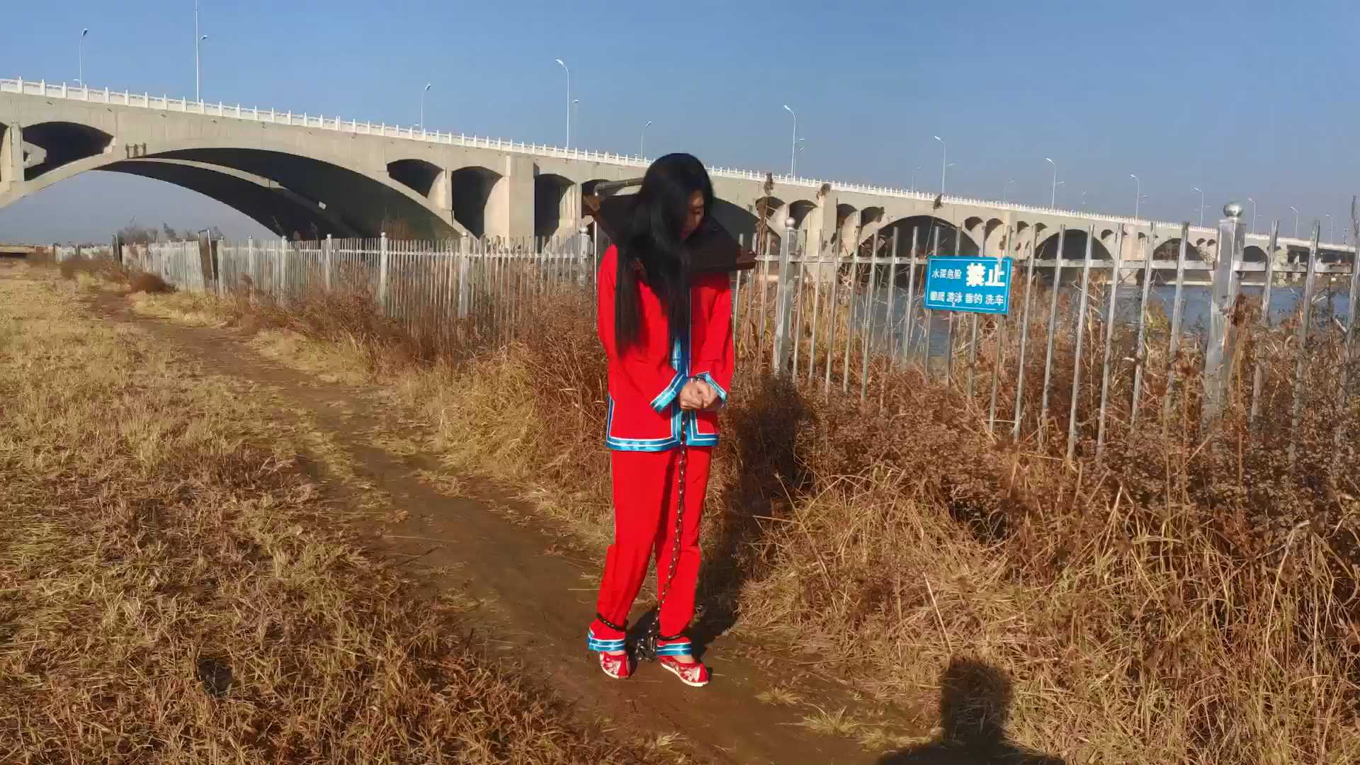 YWY011 冬日户外 押着私人女囚逛江滨公园 超刺激 古装红罪衣木枷镣铐暴露在光天化日之.jpg