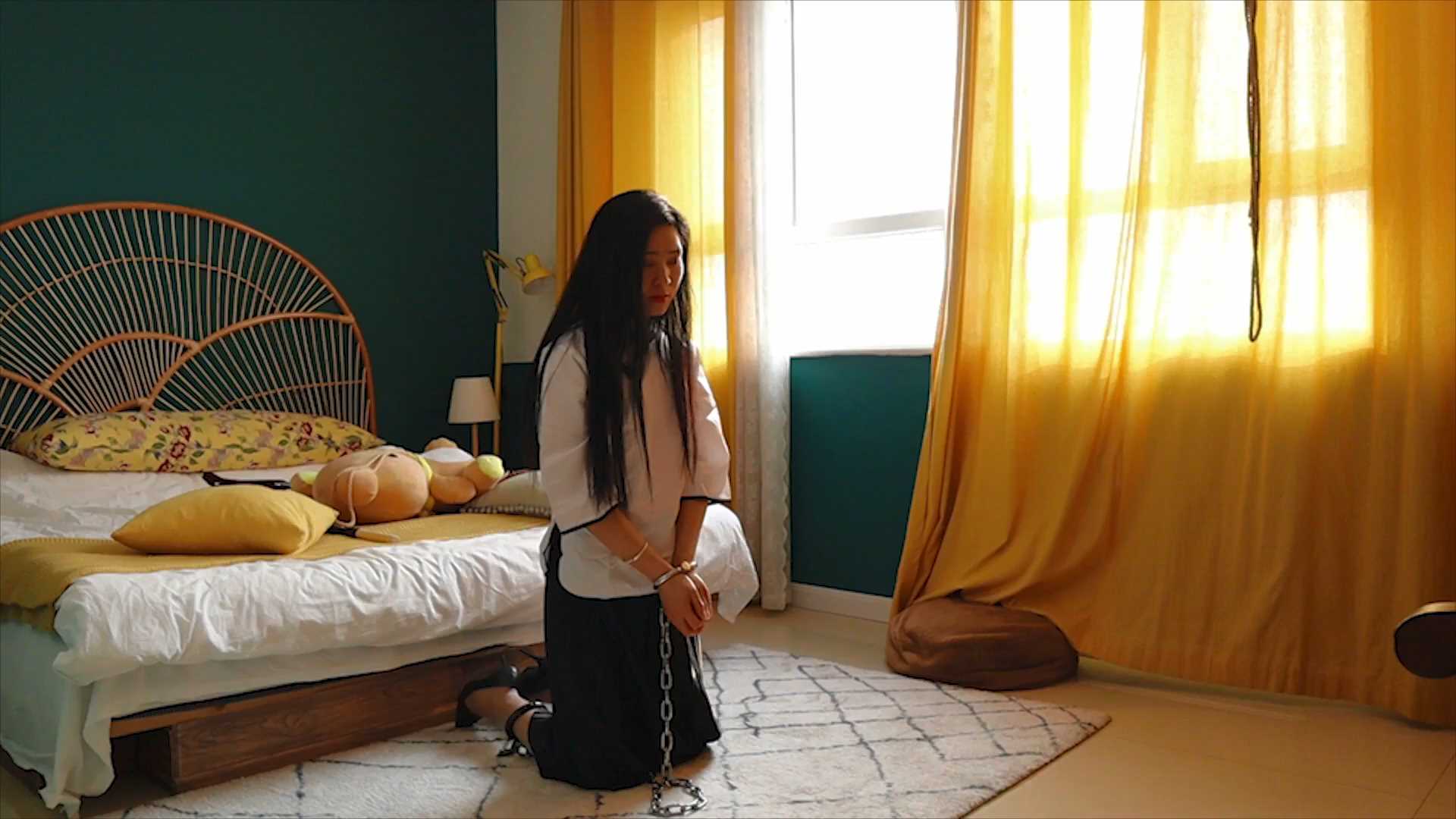 YWY012 户外公园 手铐脚镣五花大绑逛公园 五四学生装 红肚兜.mp4_snapshot_01.43_[202.jpg