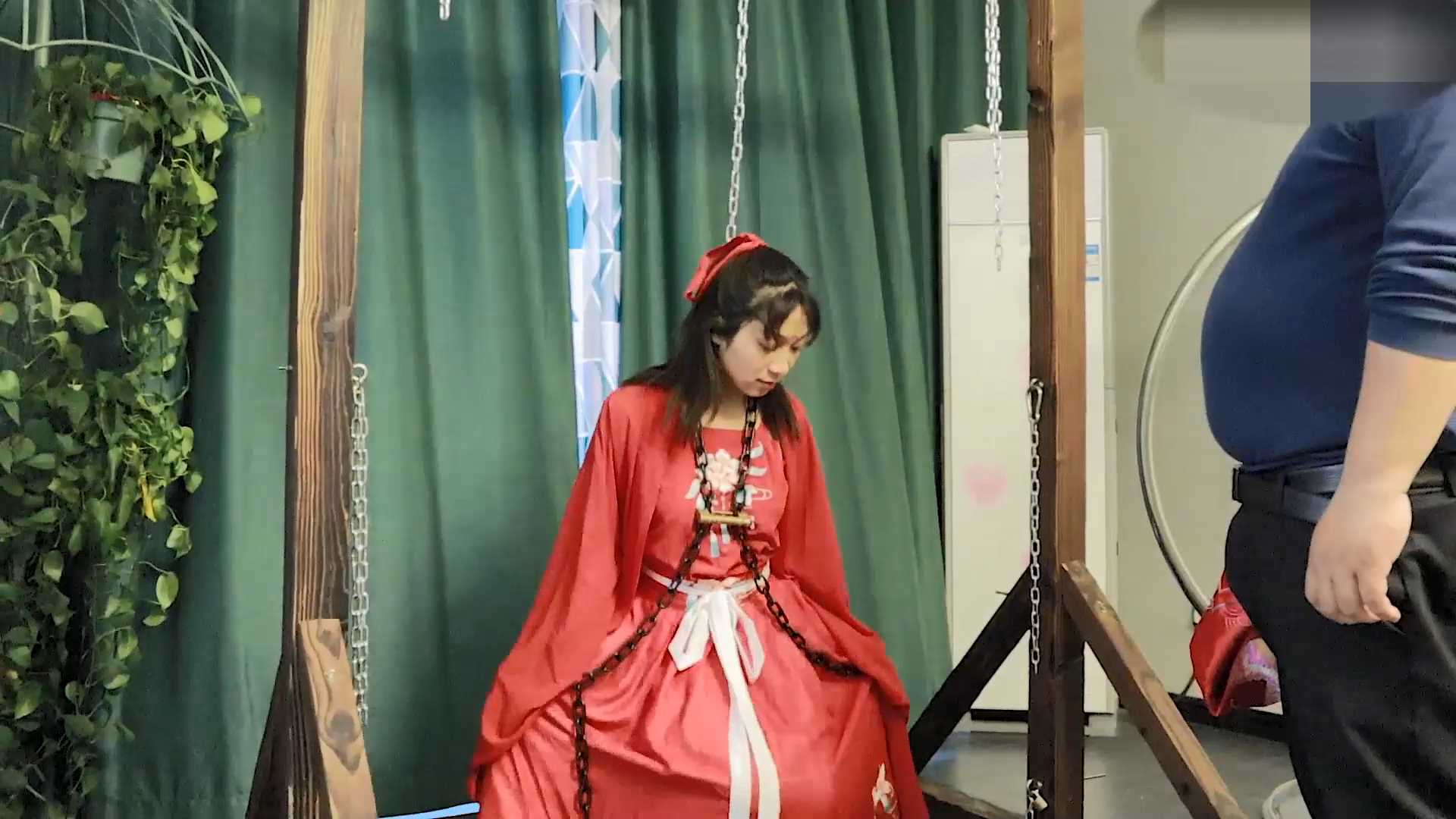YWY013 花嫁 被调教的新娘 上集  汉服新娘戴着镣铐给主人洗脚 骑三角木马单腿吊酷刑 .jpg