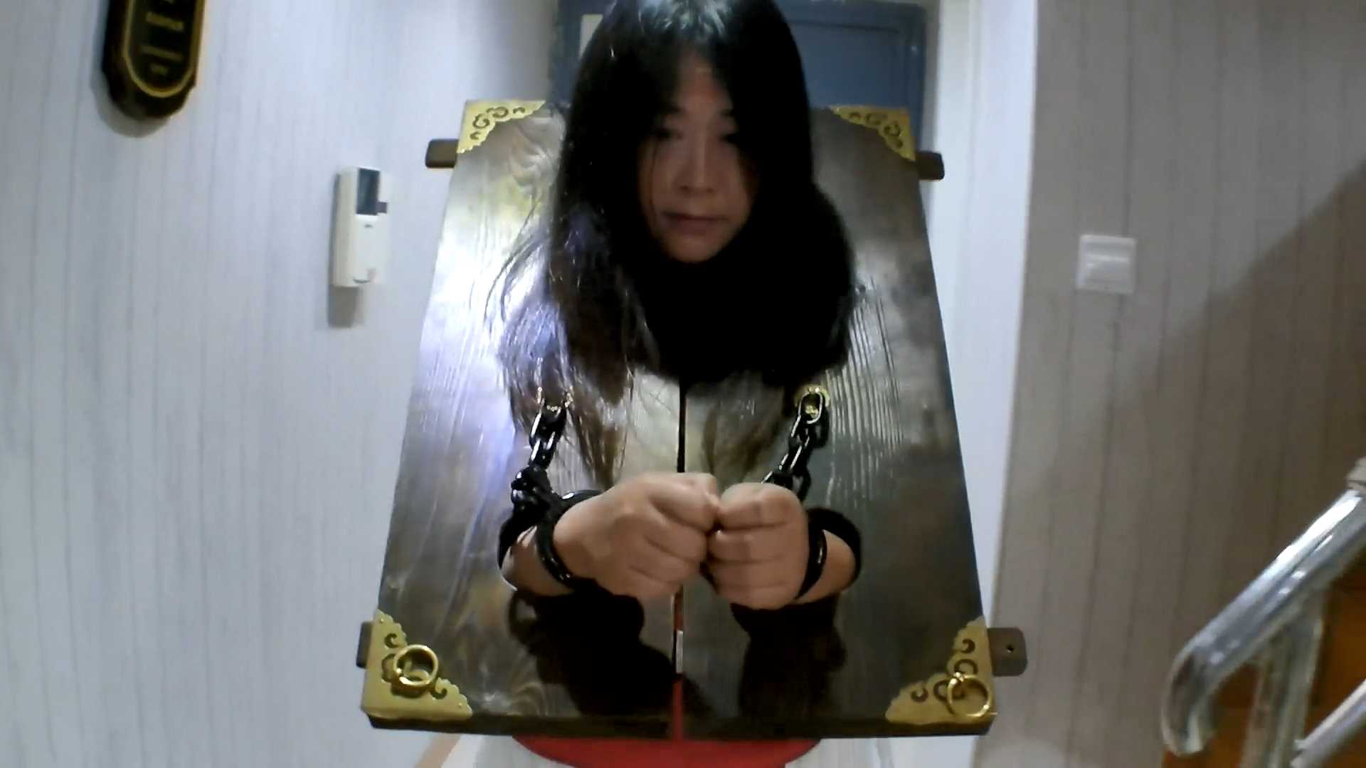 YWY025 偶遇古典女囚 古装红罪衣 大木枷 重型手铐脚镣 三角木马 熟女M姐姐体验古典.mp.jpg