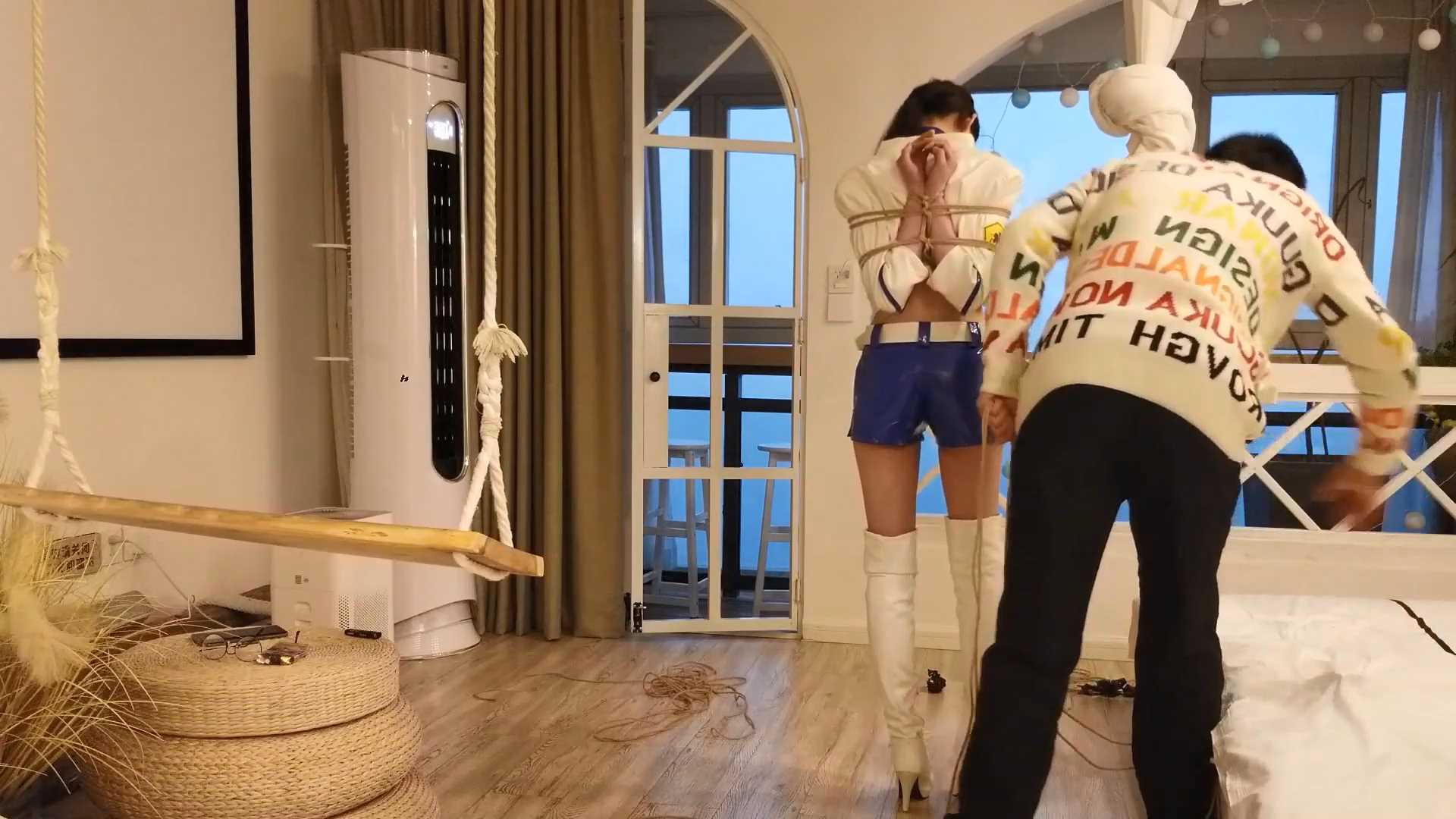 Aoteman210 二女捆绑 婷婷赛车服和她的闺蜜 下集.mp4_snapshot_08.45_[2025.02.11_15.31.31].jpg