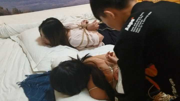 Aoteman219 乘务员和她的闺蜜极限驷马，互绑逃脱.mp4_snapshot_18.49_[2025.02.11_15.33.18].jpg