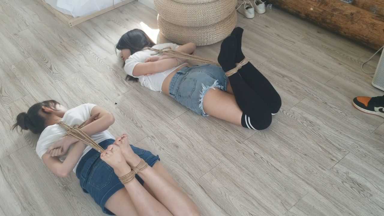 Aoteman229 婷婷和果果的游戏 驷马赛爬，口球吹蜡烛，驷马逃脱和胶带口塞逃脱.mp4_sna.jpg