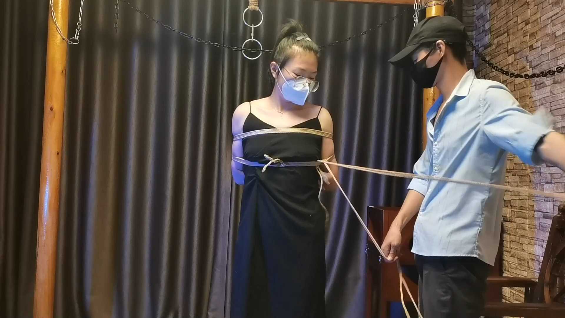 YS062 韩露被绑跪在地上鞭打 打耳光 打屁股.mp4_snapshot_01.47_[2025.02.14_10.55.11].jpg