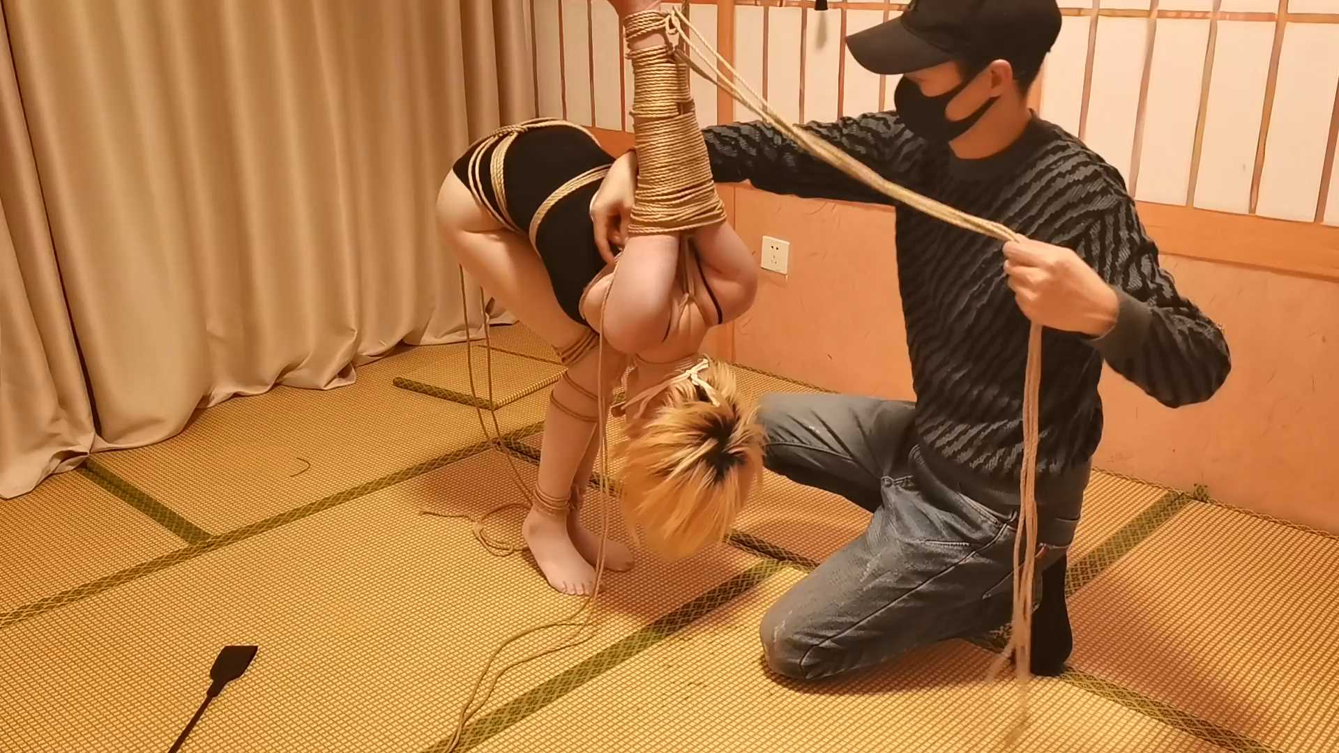 YS068 小m喵喵欧式紧绑倒吊，喵喵耐力真是好.mp4_snapshot_35.24_[2025.02.14_10.56.16].jpg