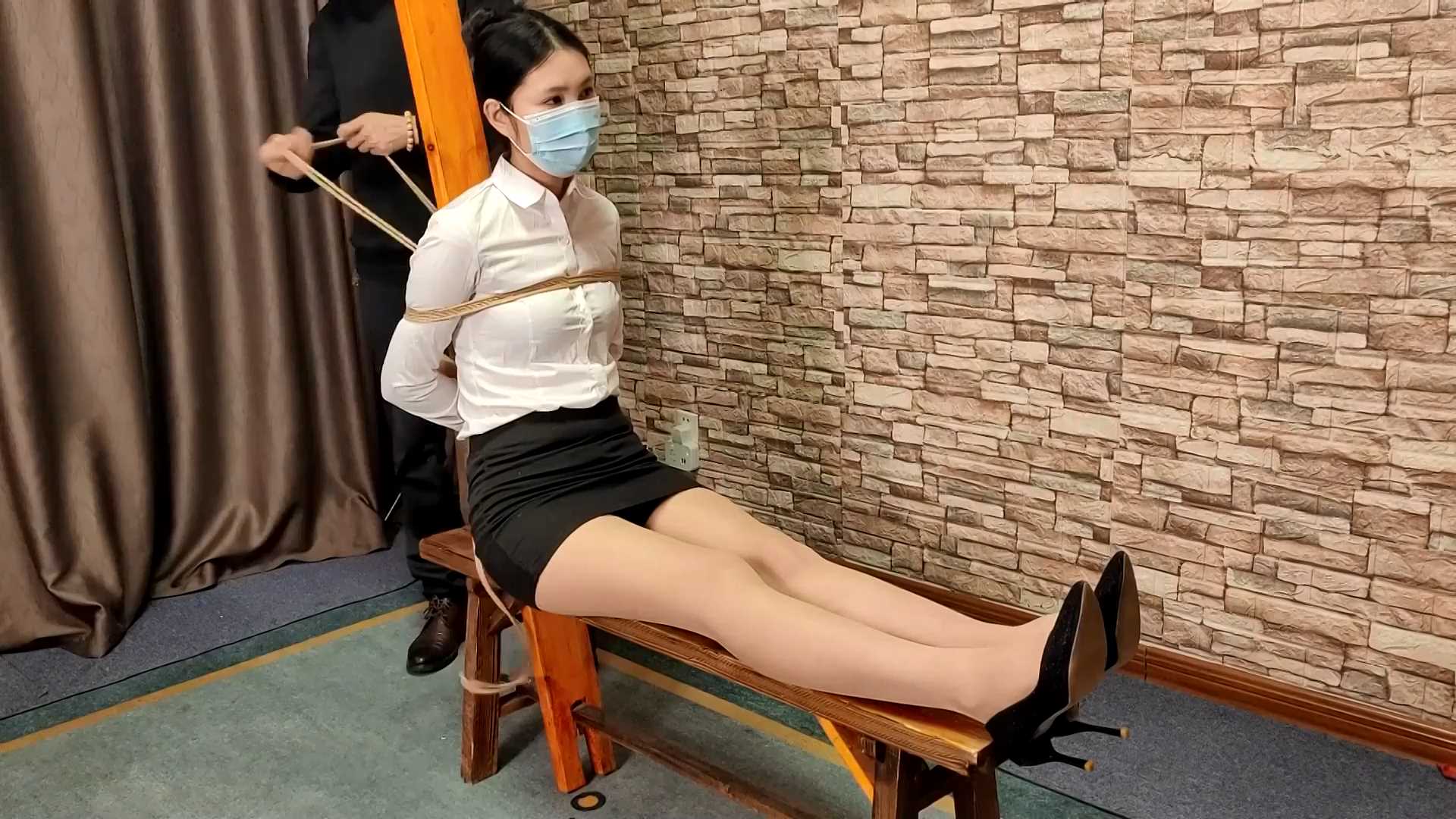 YS080 珍珍职业装体验老虎凳.mp4_snapshot_01.14_[2025.02.14_10.58.30].jpg