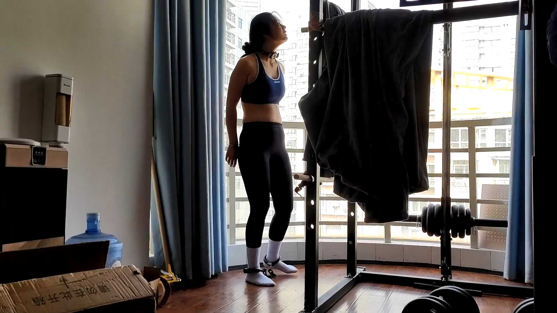 YS100 紫涵镣铐笼子放置.mp4_snapshot_47.05_[2025.02.14_11.02.16].jpg