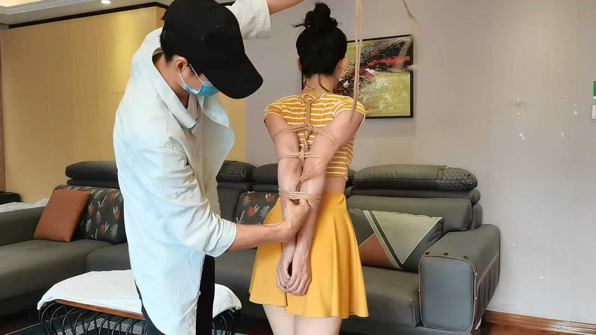 YS087 布点儿极限直臂驷马紧缚放置，身体很软的女孩布点儿，总想发挥身体的极限紧缚.m.jpg