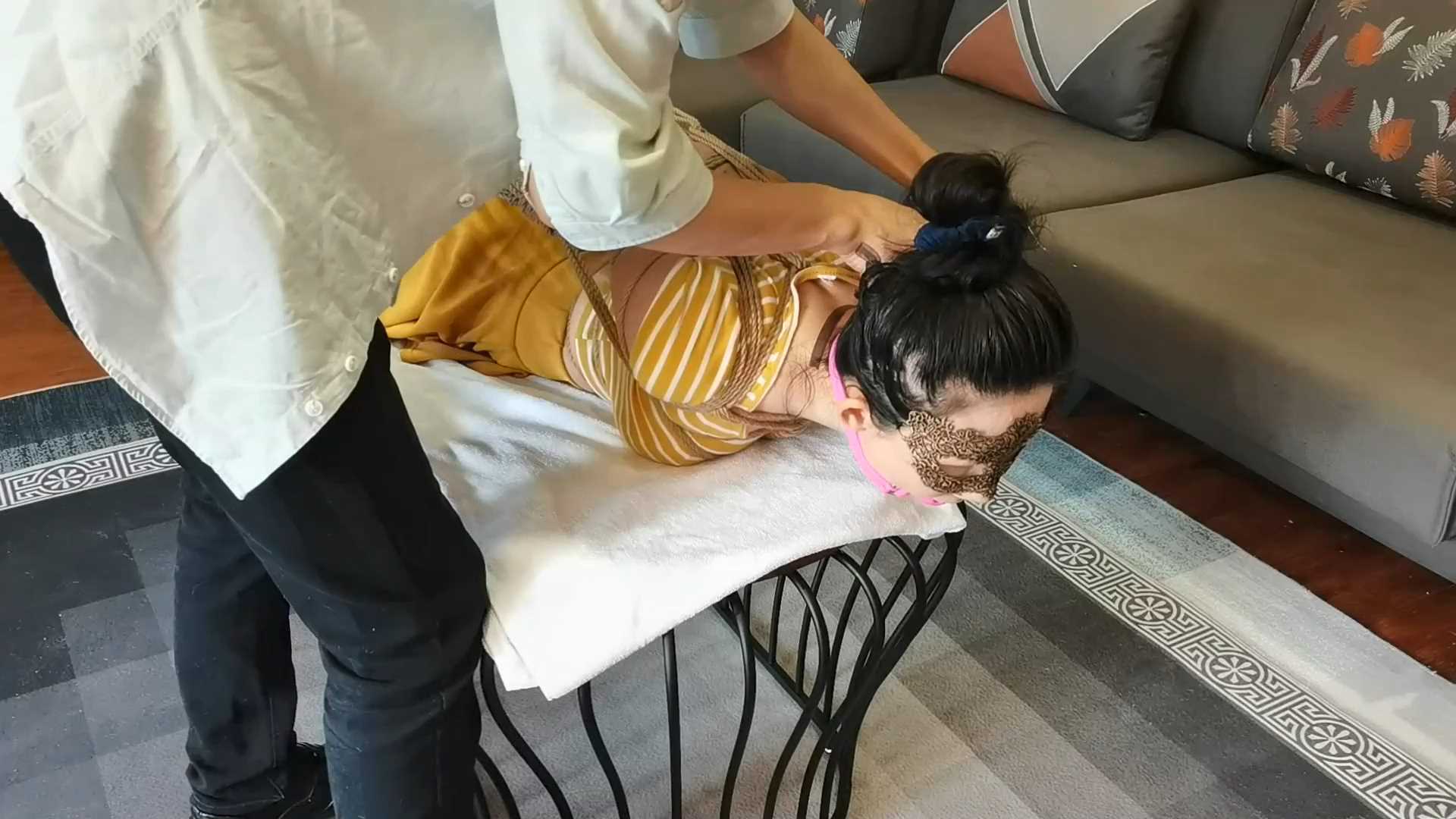 YS087 布点儿极限直臂驷马紧缚放置，身体很软的女孩布点儿，总想发挥身体的极限紧缚.m.jpg