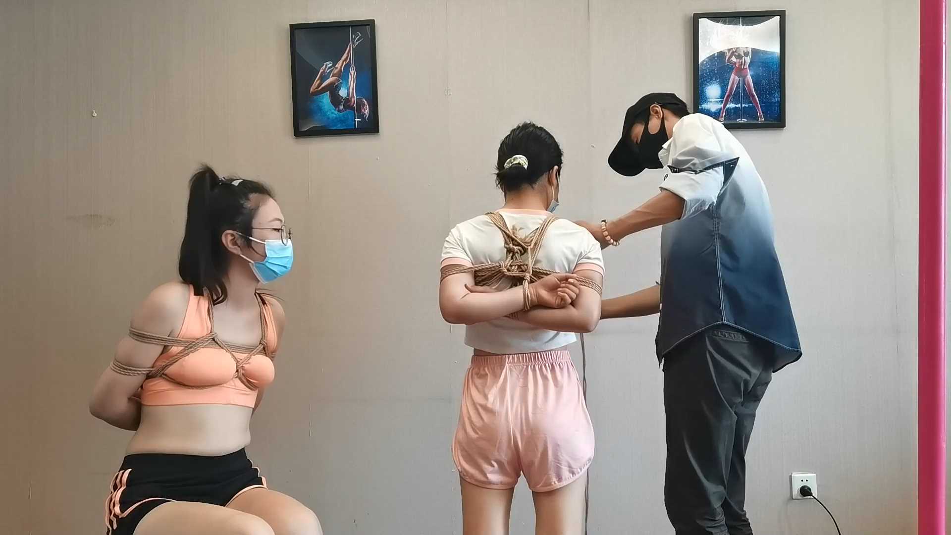 YS094 两个女孩被绑逃脱.mp4_snapshot_10.20_[2025.02.14_11.01.15].jpg