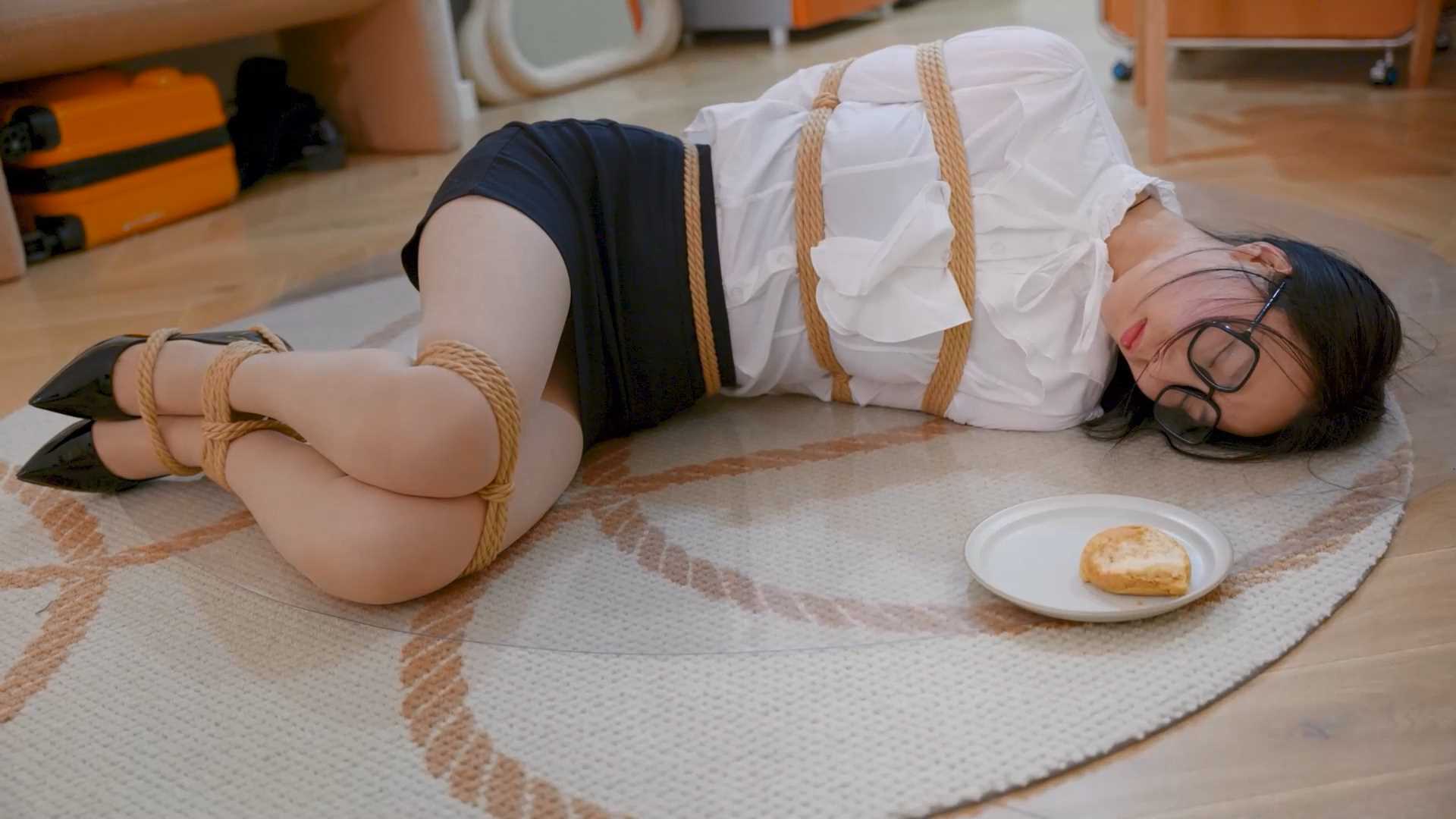 4KYX012 监禁三日02.mp4_snapshot_07.17_[2025.02.14_12.07.17].jpg
