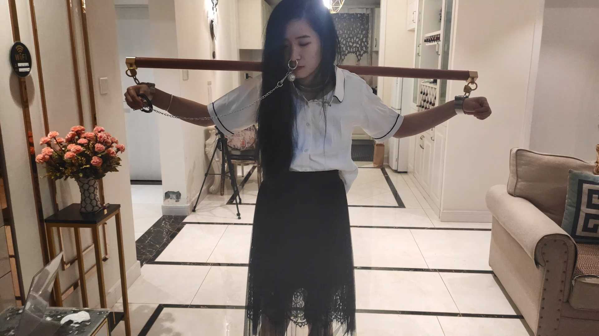 YWY059 奴隶秘书之戴着鼻环的小雅 上集 极度羞耻的鼻环 牵着鼻子走 长枷 脚镣 贞操.mp.jpg