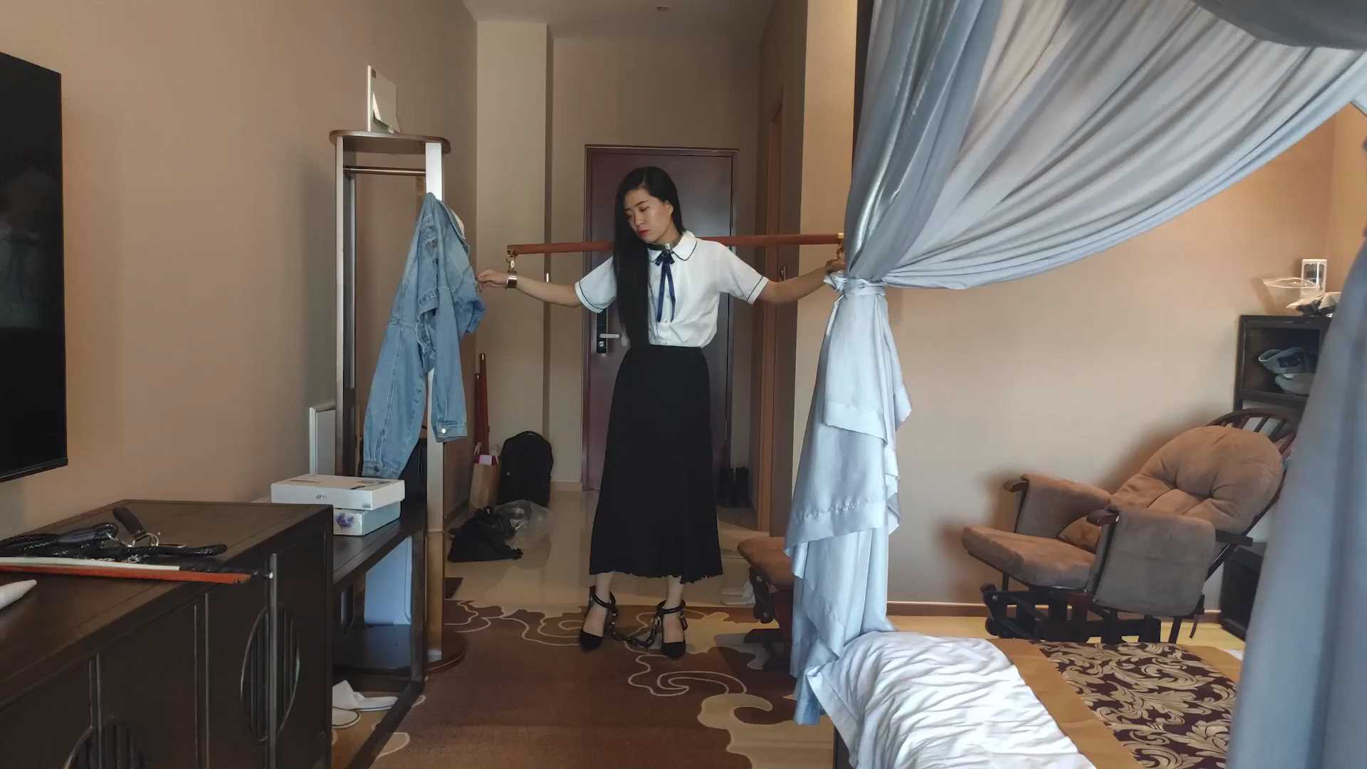 YWY049 妻奴调教日记 第二部上集 戴枷展示茶艺 锁死囚铐 大字吊 藤条鞭打 调戏电击.mp.jpg