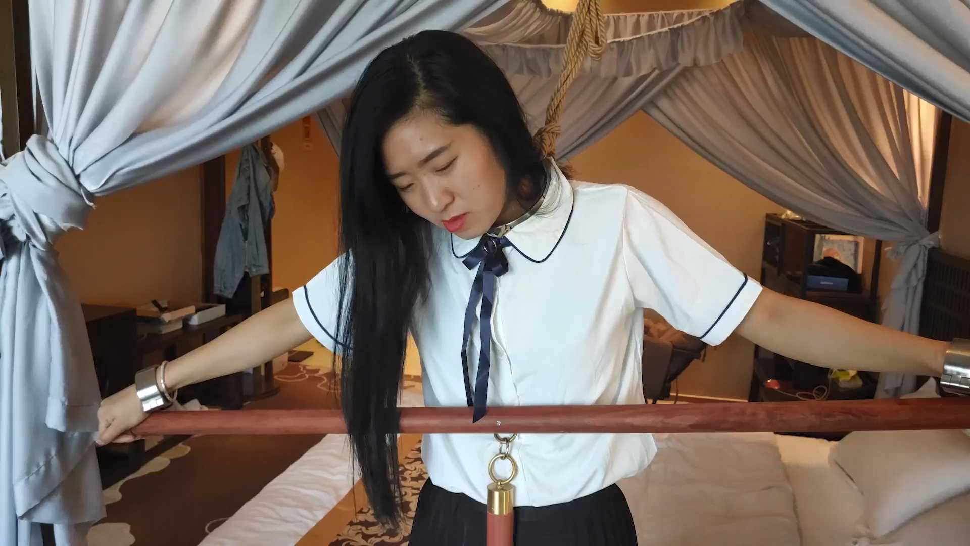 YWY049 妻奴调教日记 第二部上集 戴枷展示茶艺 锁死囚铐 大字吊 藤条鞭打 调戏电击.mp.jpg