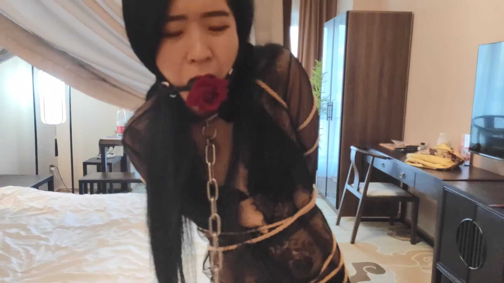 YWY050 妻奴调教日记 第二部下集 性感粘人的小母狗 性感内衣 K9溜狗 柱绑鞭打 床上开.jpg