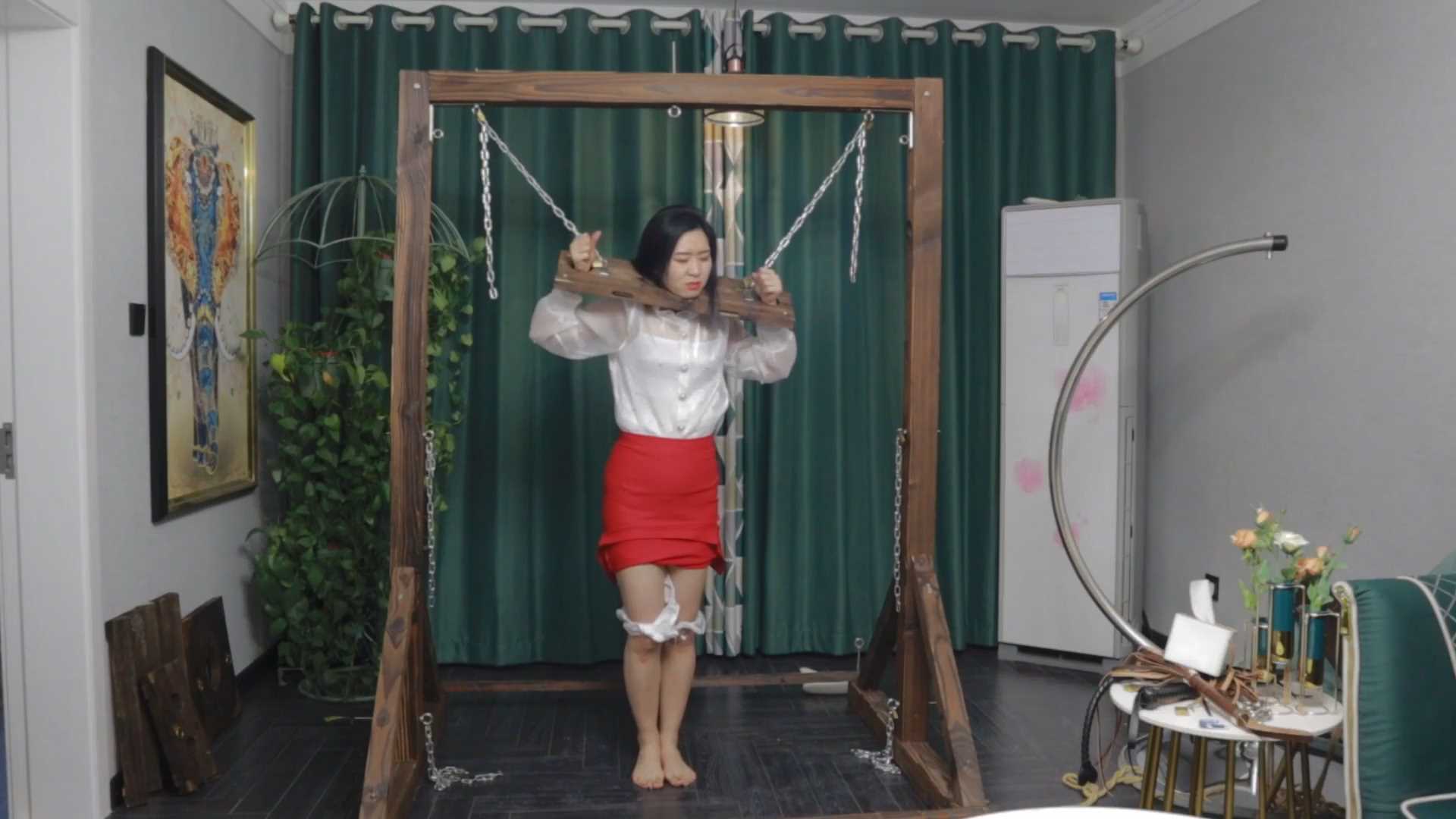 YWY055 妻奴日常小调 枷锁固定 强制口球 水桶吊股绳（骑绳）单手套后手吊缚 刑架束缚.jpg