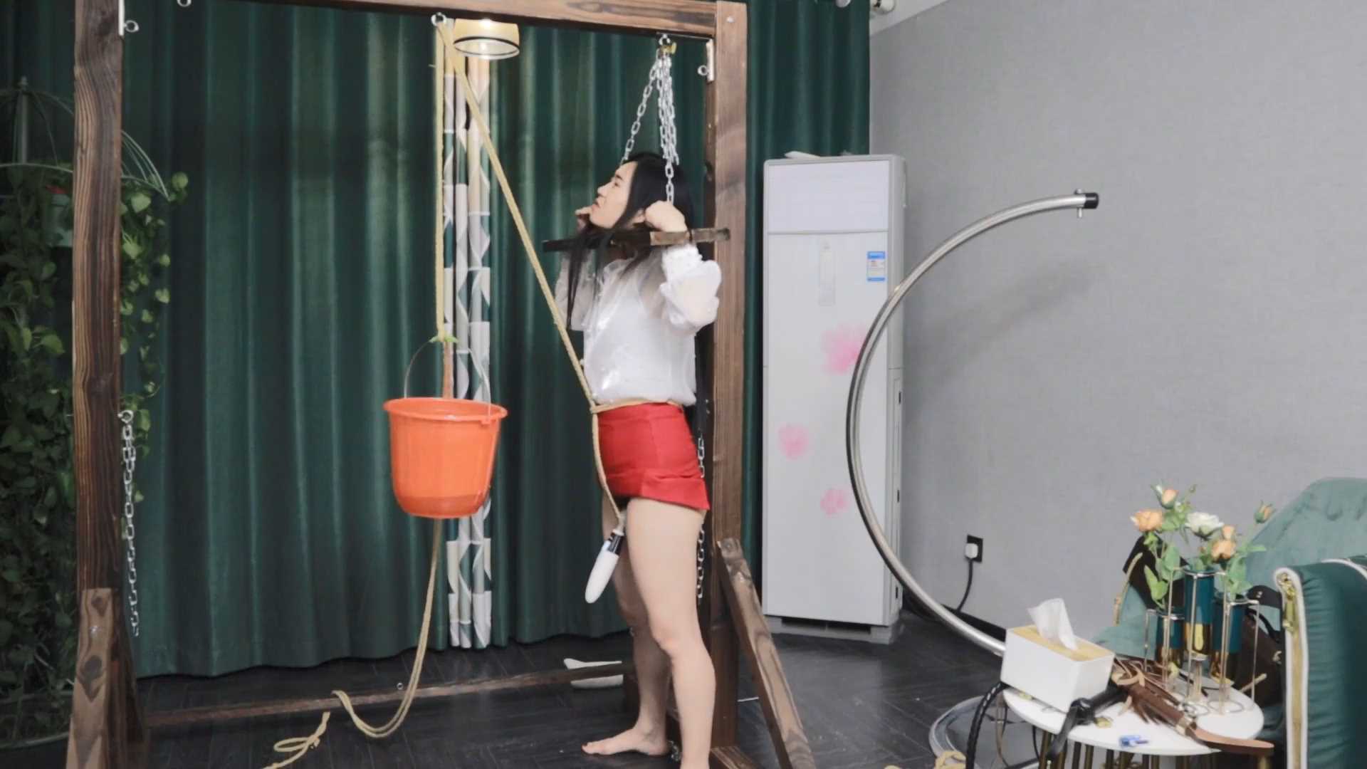 YWY055 妻奴日常小调 枷锁固定 强制口球 水桶吊股绳（骑绳）单手套后手吊缚 刑架束缚.jpg