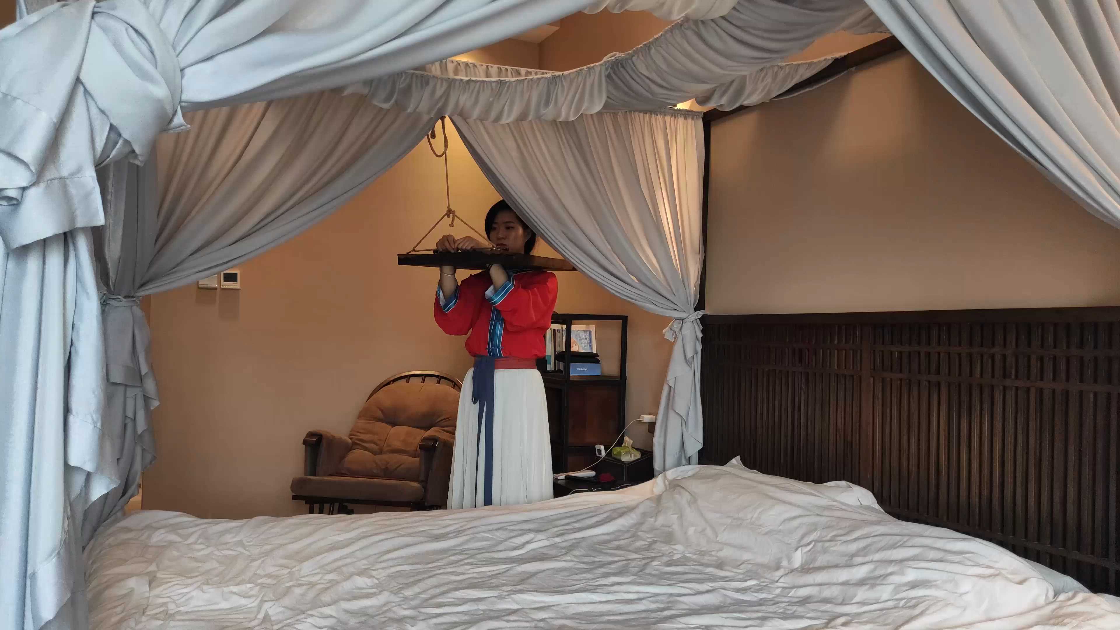 YWY057 我的私人女囚之遭遇古典 上集 欺凌红衣女囚 红罪衣 大木枷 手脚镣铐 皮鞭藤.mp.jpg