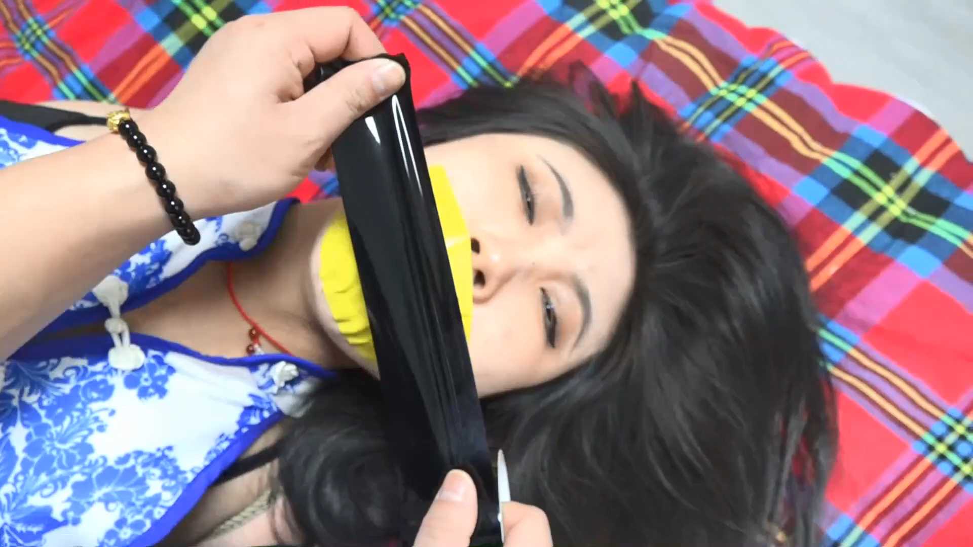 HNYC001 旗袍美女阿琳遭劫逃脱未遂惨遭欧式驷马捆堵封眼.mp4_snapshot_14.39_[2025.02.jpg