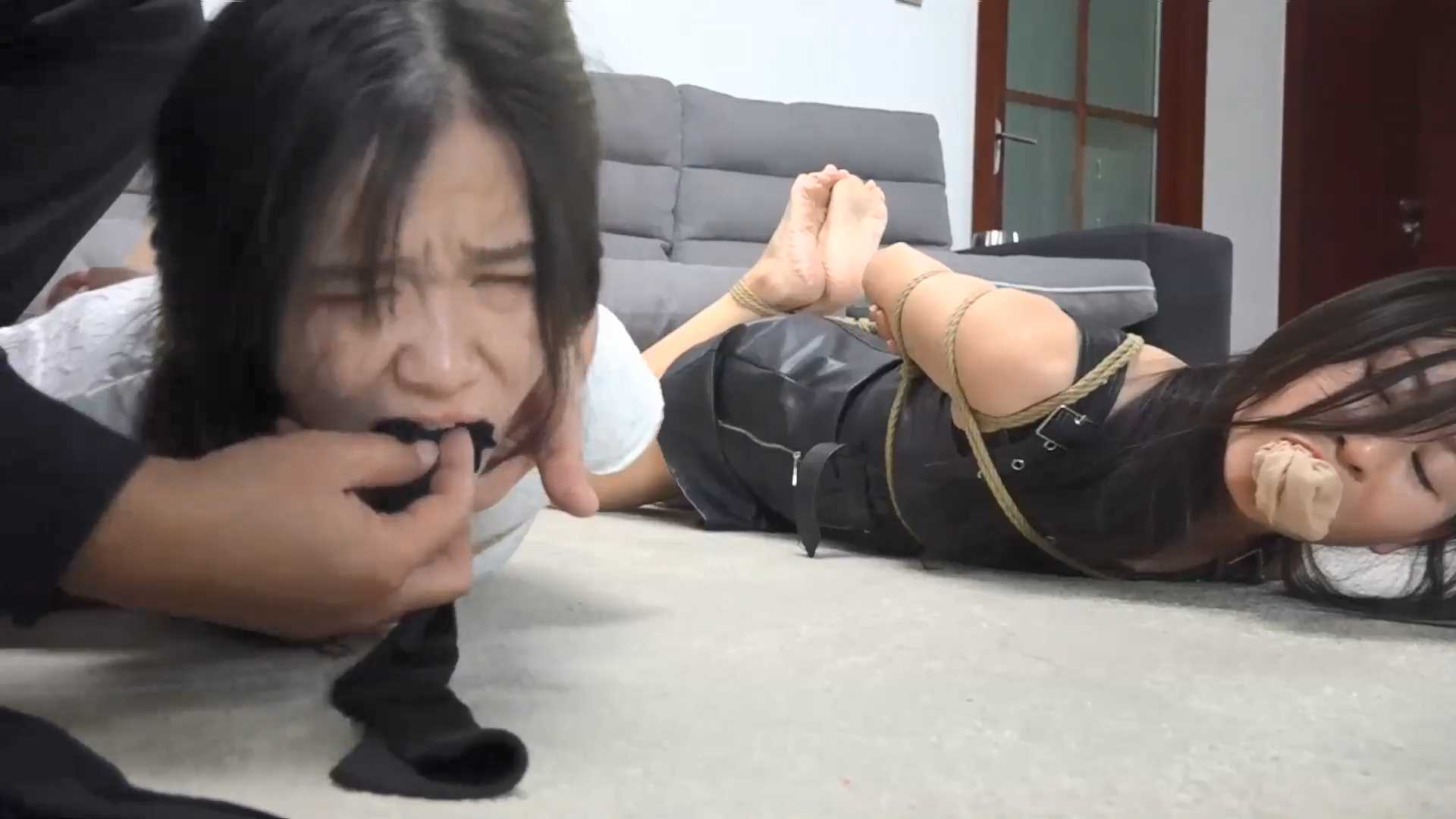 HNYC033 姐妹幸灾乐祸绳劫.mp4_snapshot_13.08_[2025.02.17_11.42.30].jpg