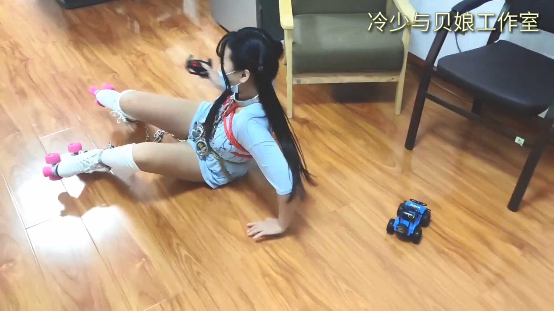 LYB054 双马尾妹妹轮滑追遥控车.mp4_snapshot_16.29_[2025.02.20_19.39.50].jpg