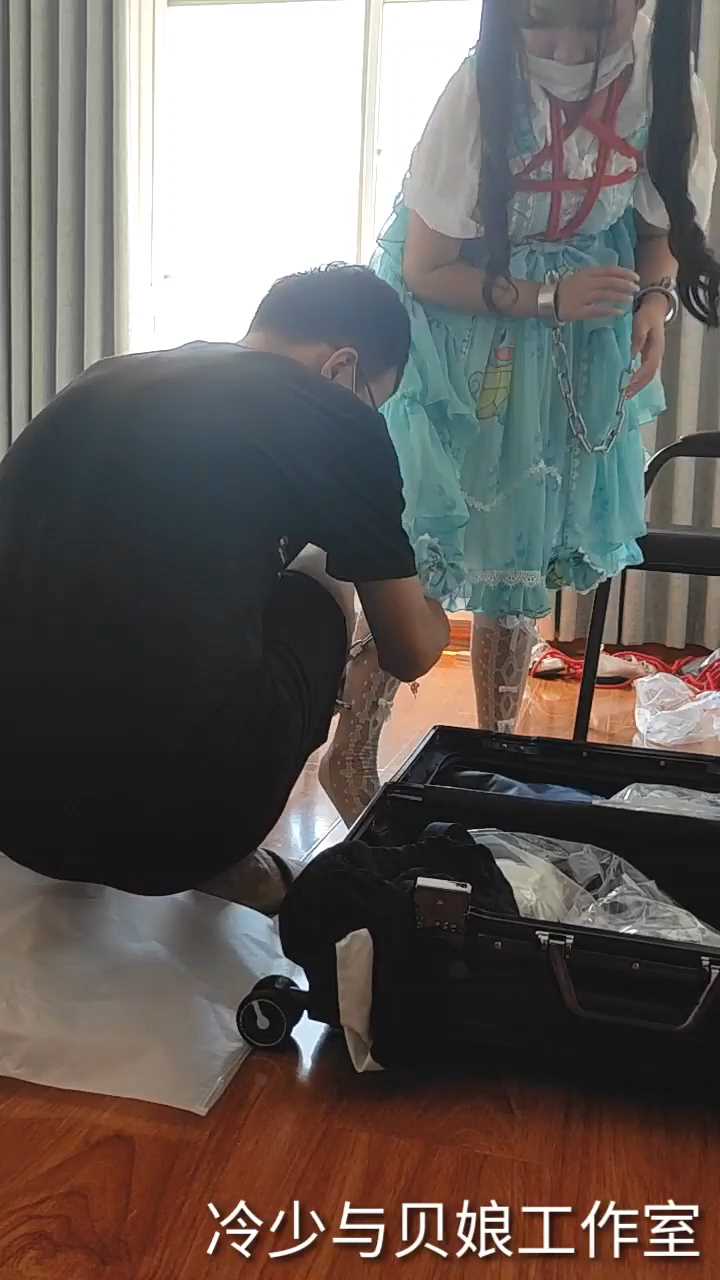 LYB067 可爱双马尾lo娘被捆绑戴手铐脚镣做家务.mp4_snapshot_03.12_[2025.02.20_19.42.37].jpg