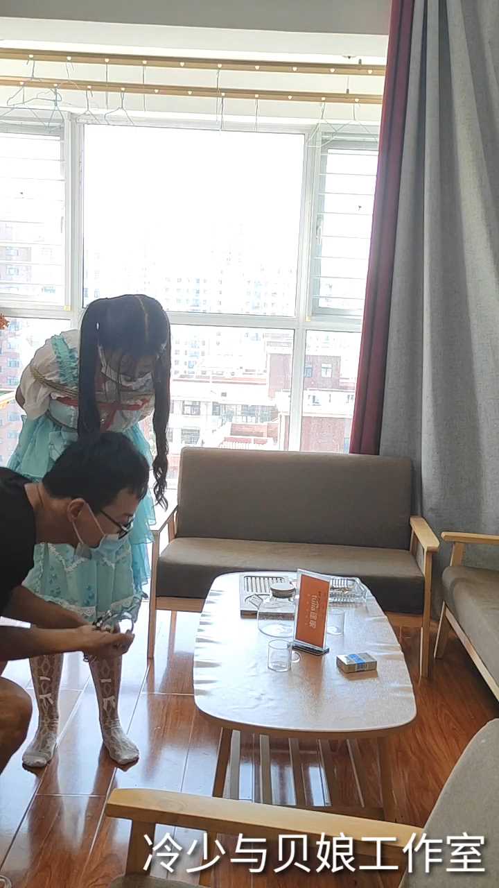 LYB067 可爱双马尾lo娘被捆绑戴手铐脚镣做家务.mp4_snapshot_17.38_[2025.02.20_19.42.42].jpg