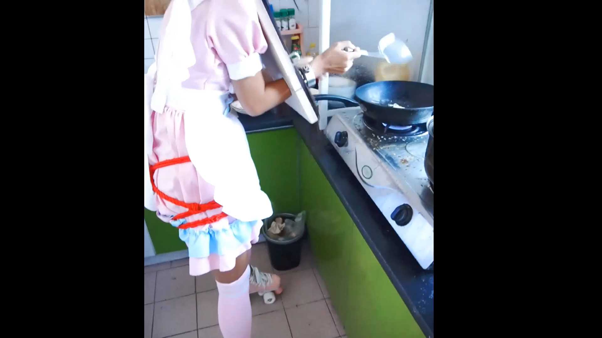 LYB030 轮滑女孩的一天，拘束捆绑状态下起床做饭吃饭挑战.mp4_snapshot_10.51_[2025.0.jpg