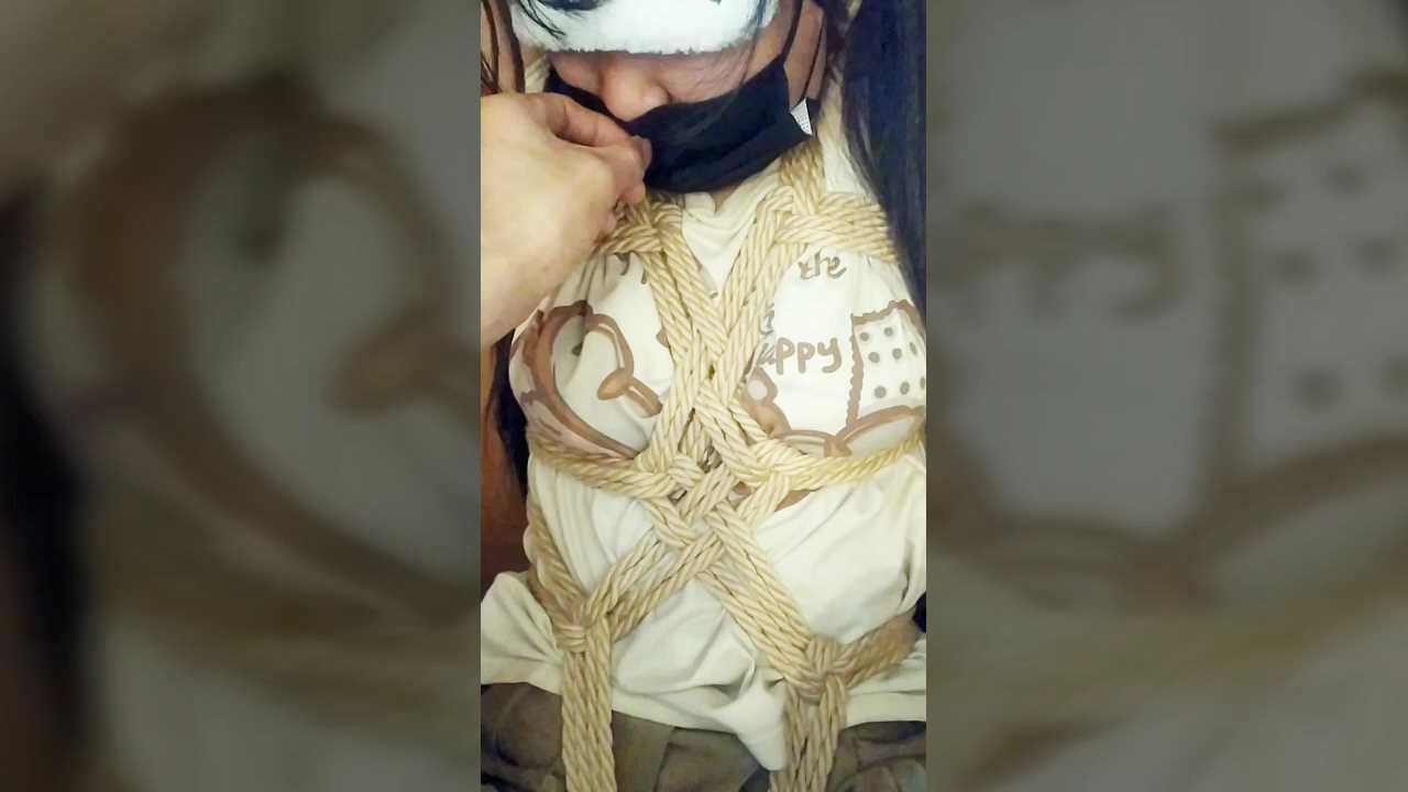 LYB062 双马尾少女衣柜单腿吊 M开腿 口塞 鞭打.mp4_snapshot_10.06_[2025.02.20_19.41.38].jpg