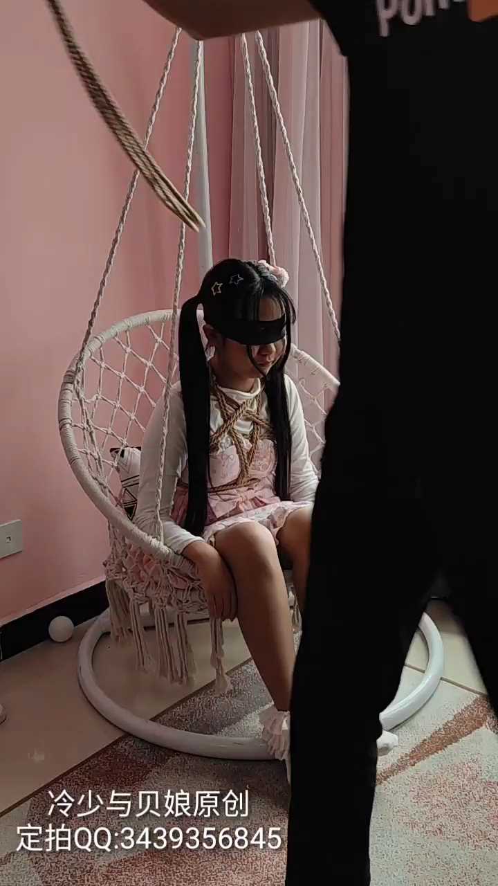 LYB071 蕾丝短袜lo娘双马尾小妹妹被M开腿放置在吊椅上玩.mp4_snapshot_04.16_[2025.02.jpg