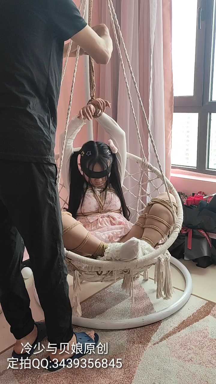 LYB071 蕾丝短袜lo娘双马尾小妹妹被M开腿放置在吊椅上玩.mp4_snapshot_13.11_[2025.02.jpg