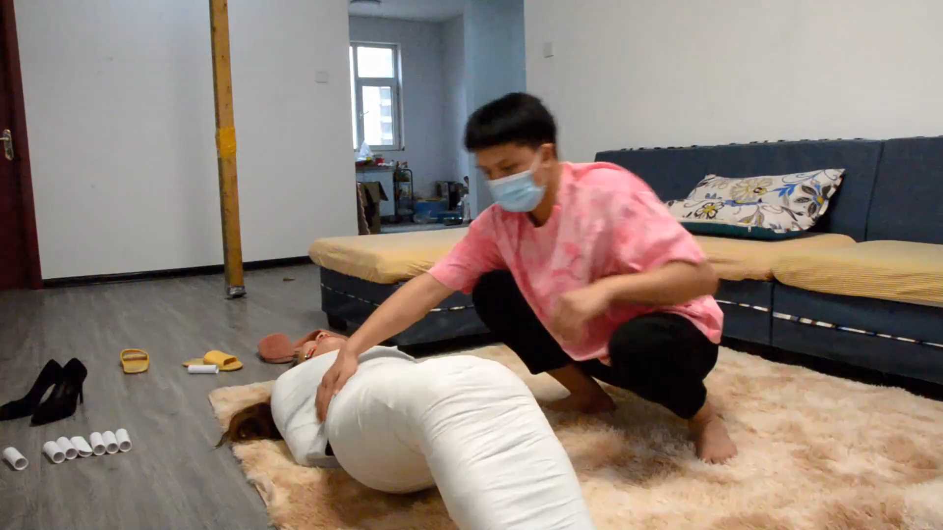 DYK310 弟弟给姊姊的教训 下集 沐子再向弟弟说教被包成木乃伊，加入棒bang调教多重堵.jpg