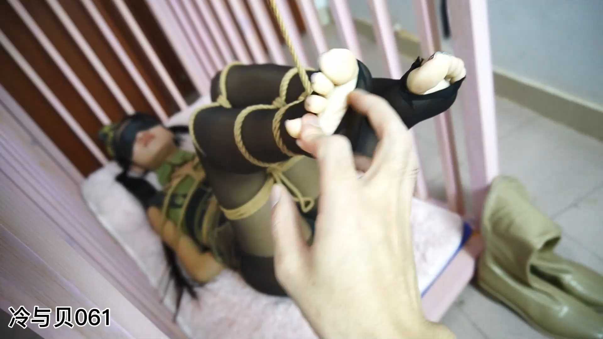 LYB007 双马尾女搜查官捆绑调教 股绳 鞭打 快乐棒 笼子 挠脚 黑丝.mp4_snapshot_31.00.jpg