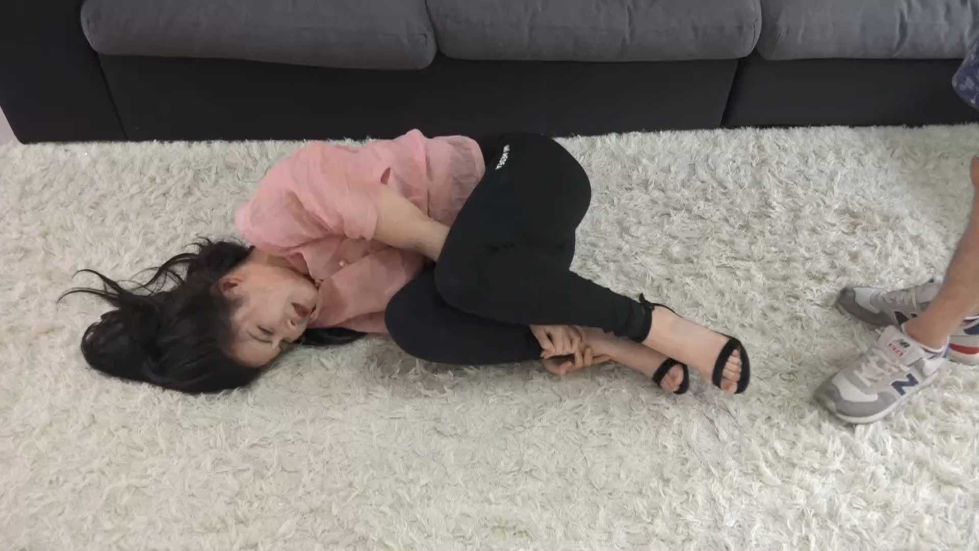 HNYC066 脚疼系列部落灵山 甜甜.mp4_snapshot_00.35.56_[2025.02.17_11.48.53].jpg