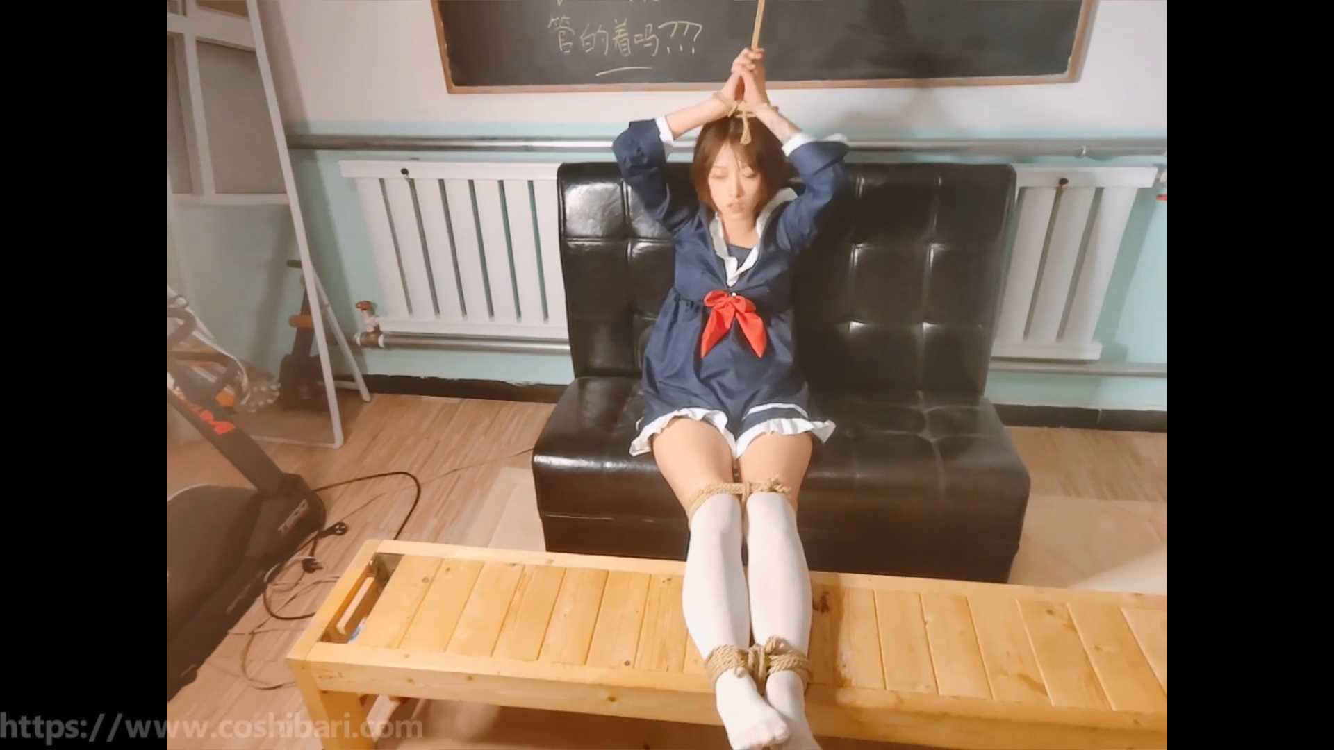 SZY021 学生服小萝莉双手吊绑，M字开脚 直腿缚 DJ乱入打乱拍摄顺序，强行TK小萝莉.mp4.jpg