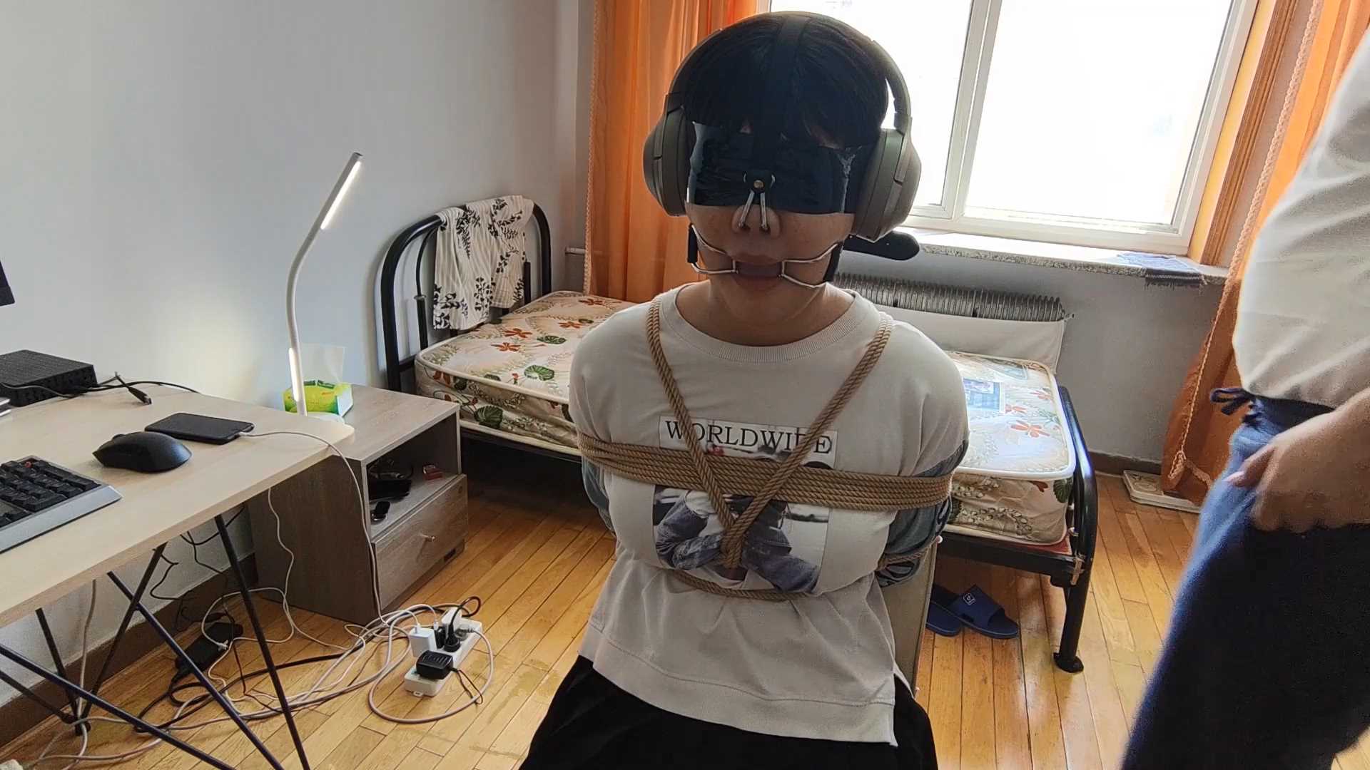WNYC019 170cm大一妹子小悦约绑记椅子坐缚体验口环鼻钩.mp4_snapshot_13.21_[2025.02..jpg