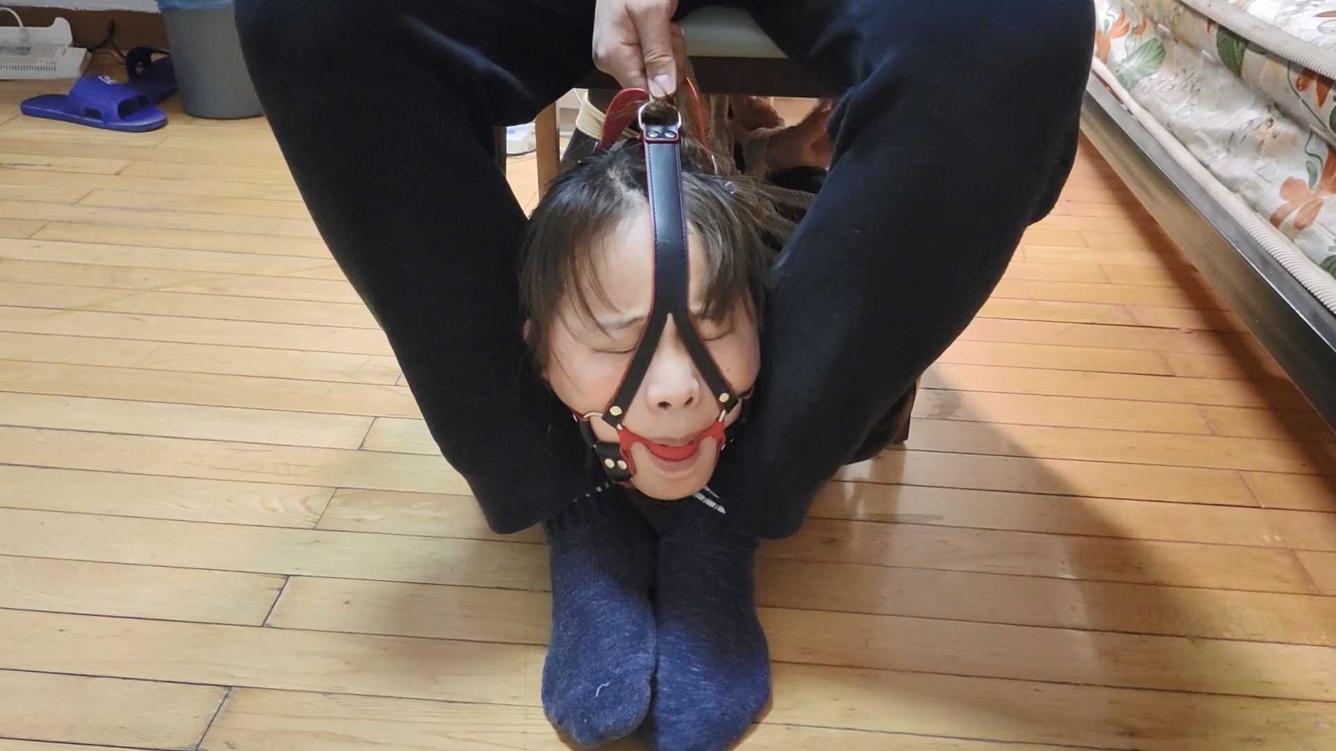WNYC075 肉感小颖超紧驷马真实初绑椅下弃置挣扎.mp4_snapshot_28.11_[2025.02.22_18.43.05].jpg