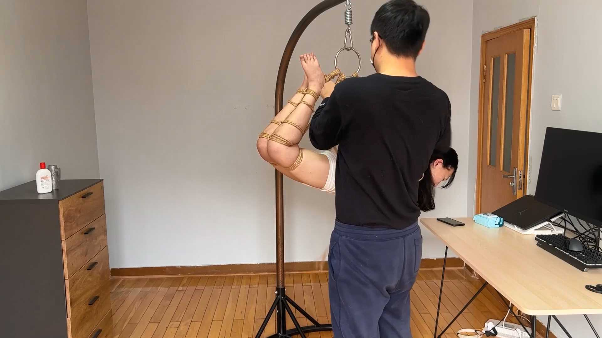WNYC092 泪目暴力连续耳光.mp4_snapshot_22.45_[2025.02.22_18.45.55].jpg