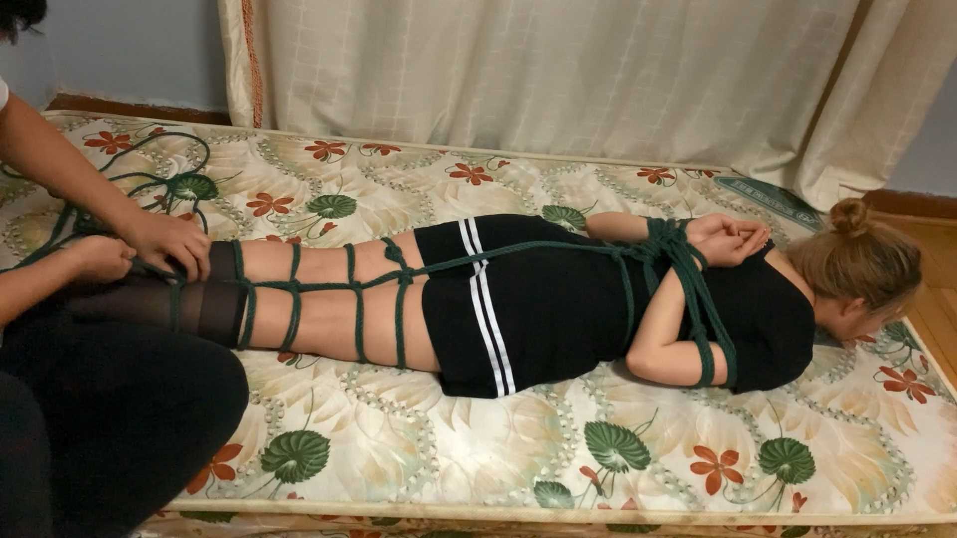 WNYC010 柚子后手观音严厉驷马假装外出放置.mp4_snapshot_13.46_[2025.02.22_18.32.04].jpg