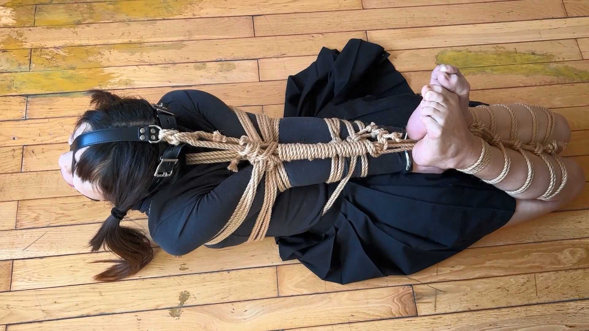 WNYC020 极限并肘上铐驷马.mp4_snapshot_27.34_[2025.02.22_18.33.54].jpg