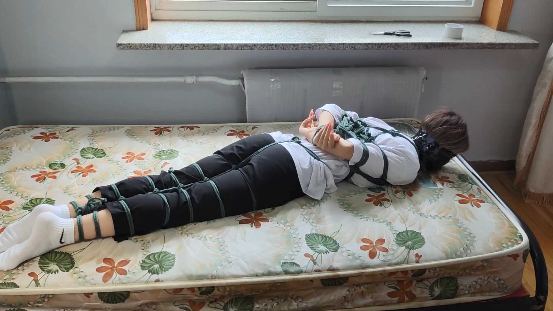 WNYC035 白棉袜妹子小亦的初绑超紧蛇缚.mp4_snapshot_21.13_[2025.02.22_18.36.11].jpg