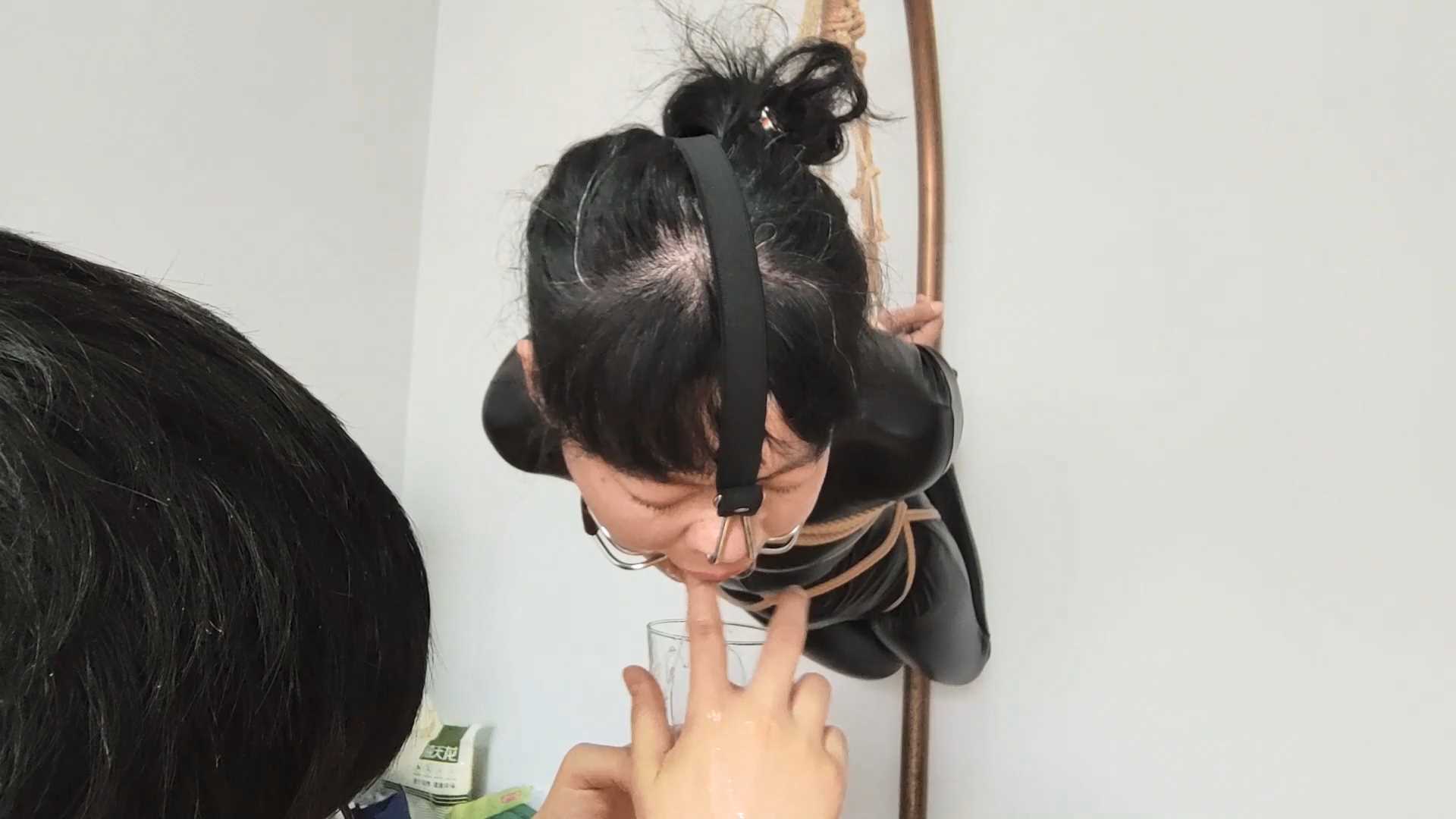 WNYC038 口水囚徒系列之菁菁羞耻喉舌调教.mp4_snapshot_15.24_[2025.02.22_18.36.47].jpg